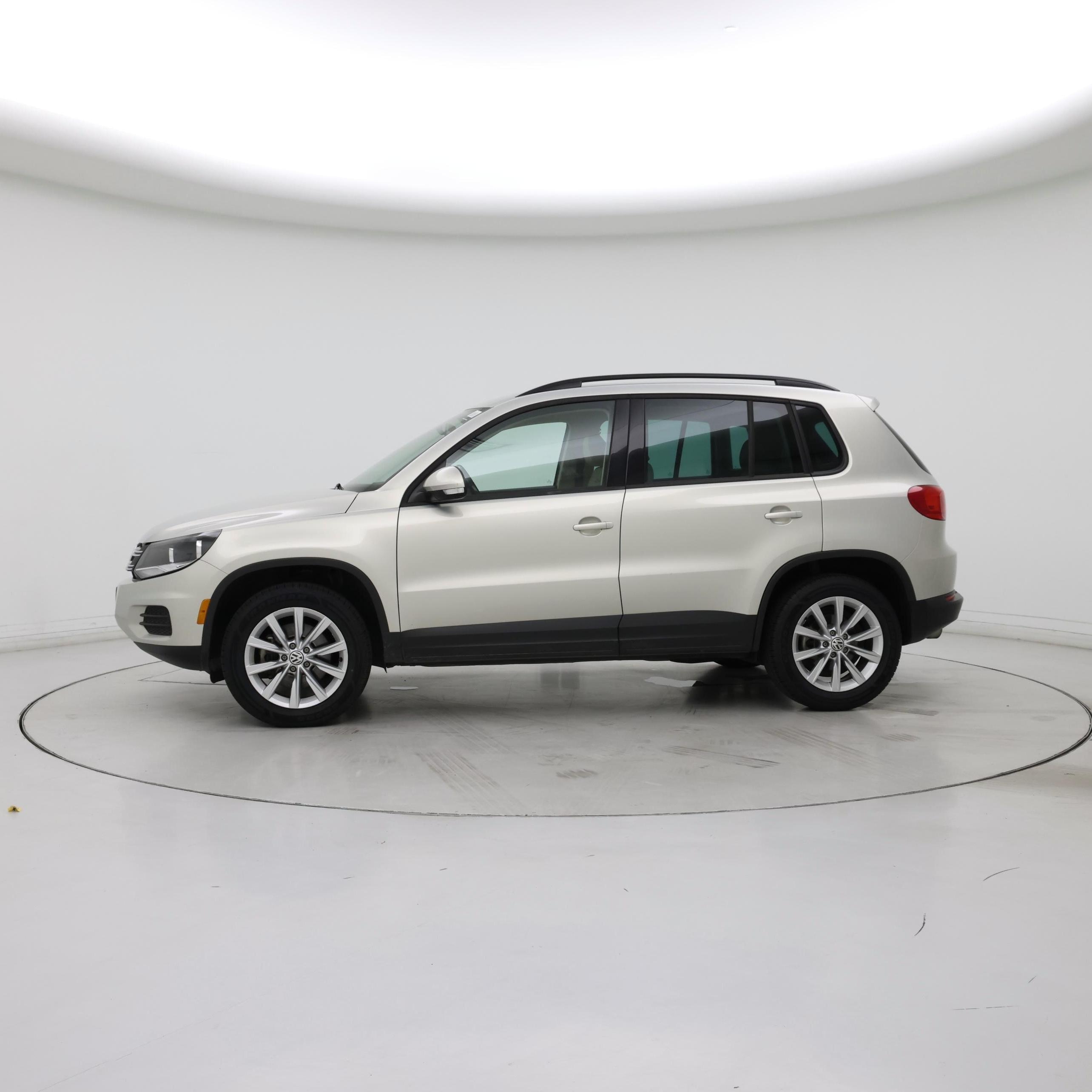 Thumbnail: 2015 Volkswagen Tiguan - 3