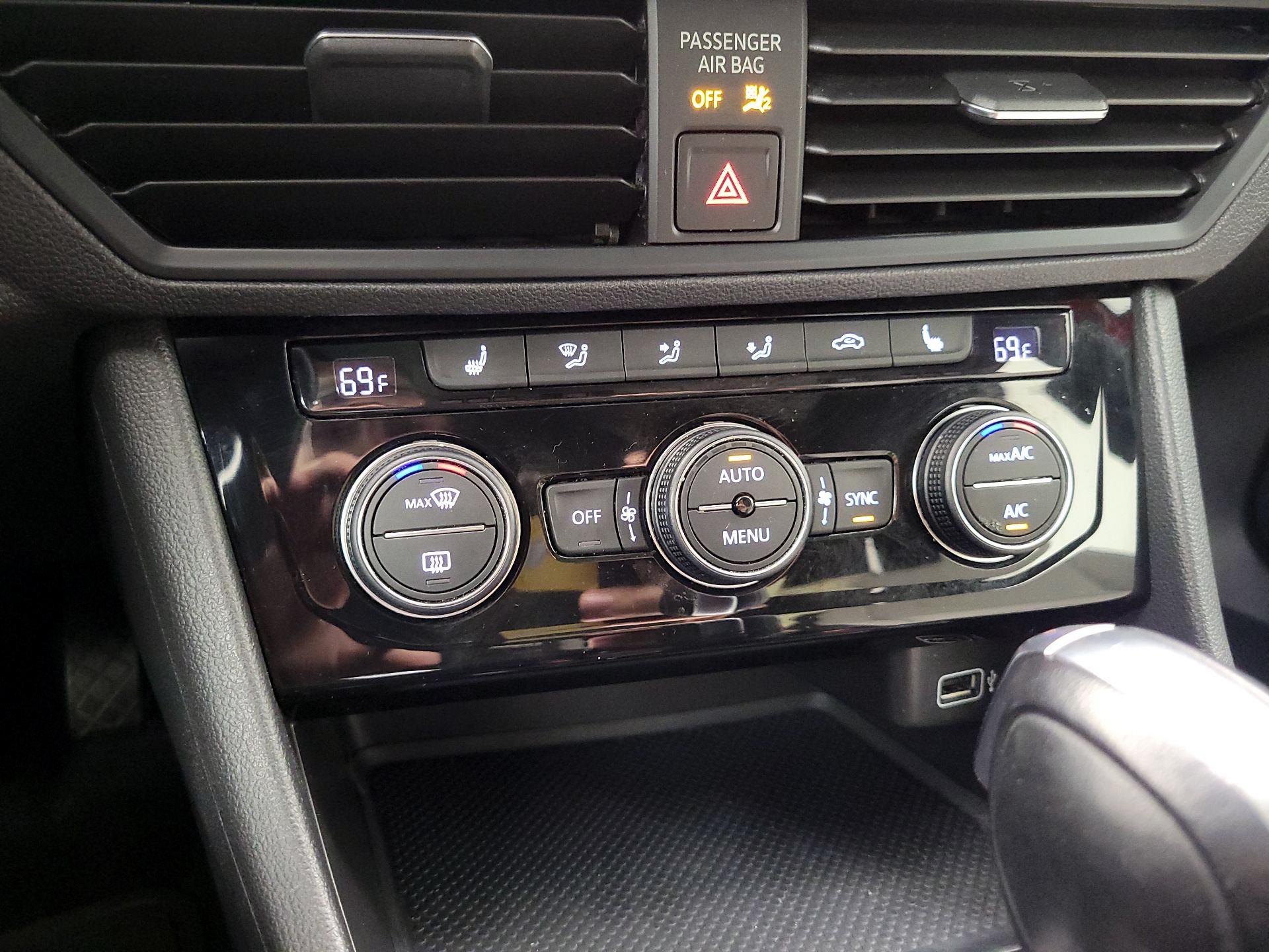 Thumbnail: 2019 Volkswagen Jetta - 16