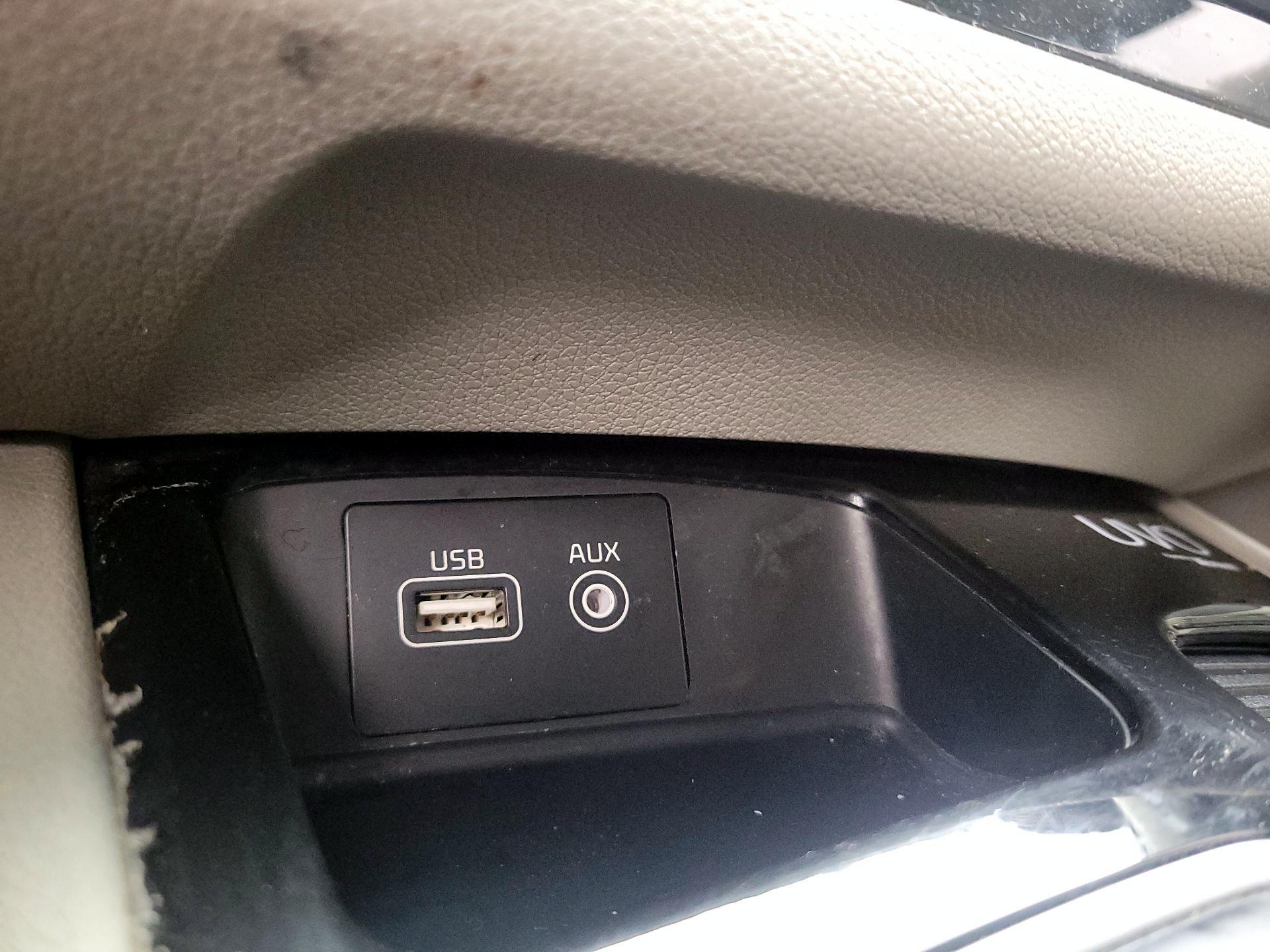 Thumbnail: 2015 Kia Sedona - 18