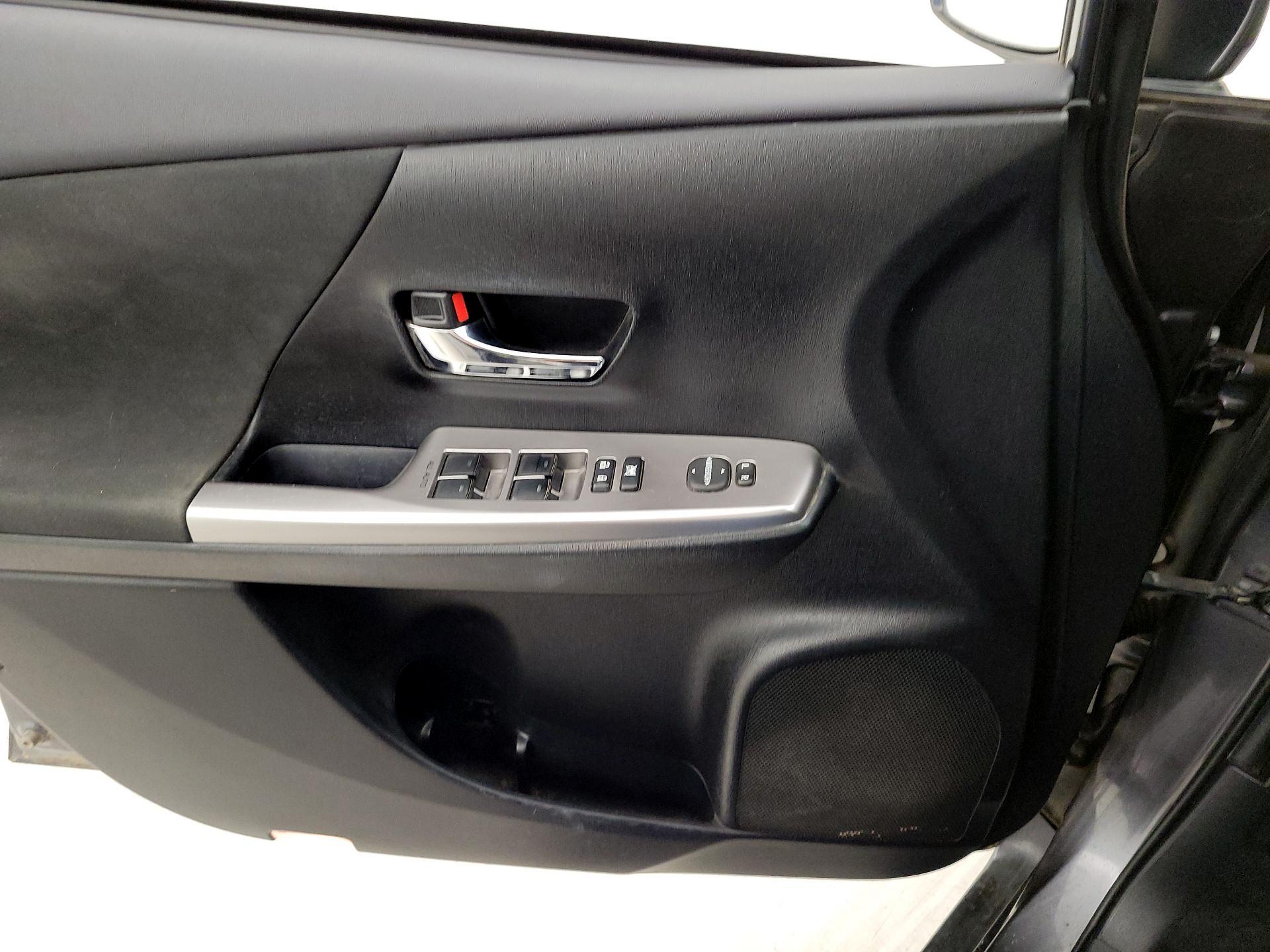Thumbnail: 2015 Toyota Prius v - 12