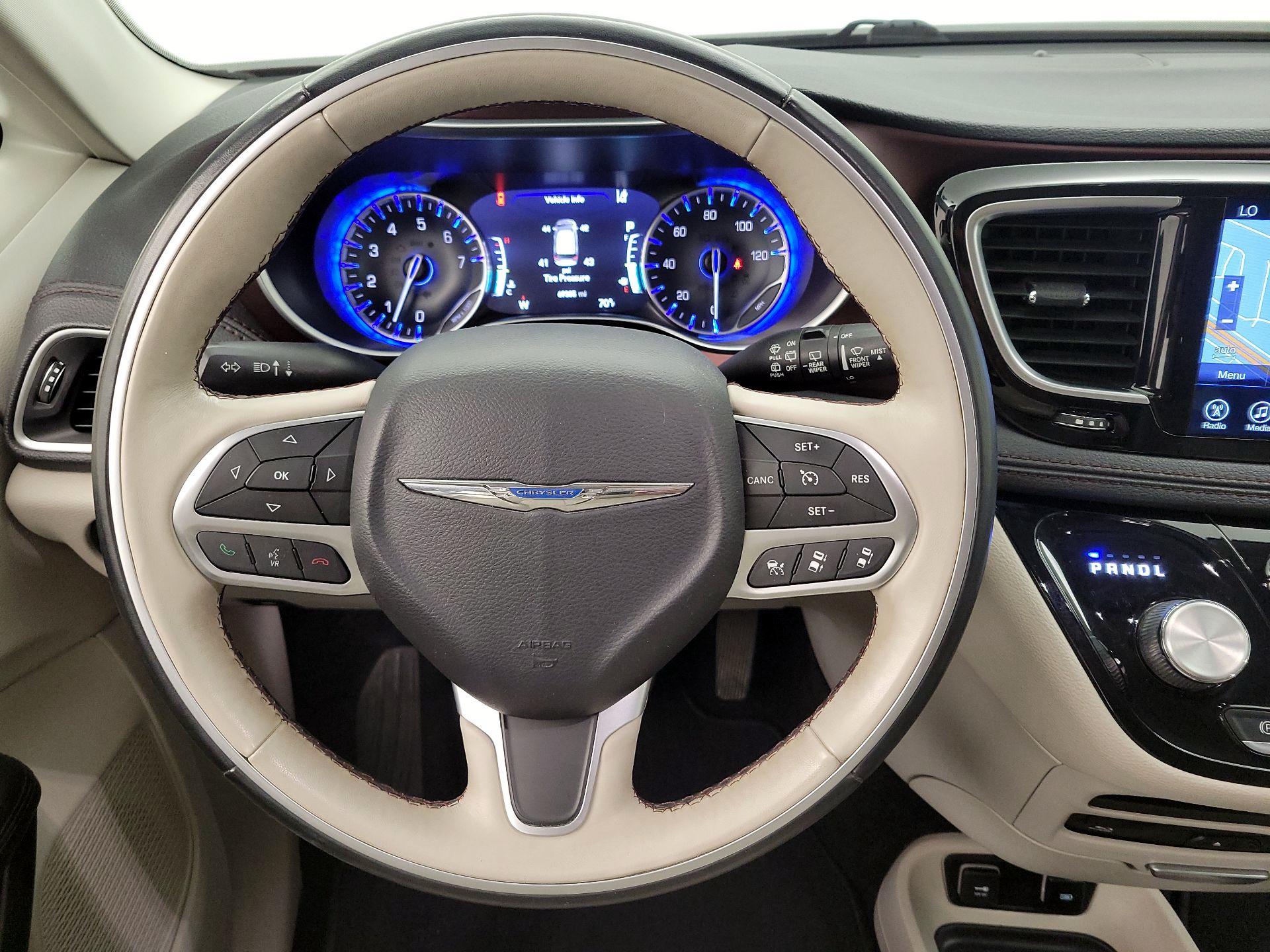 Thumbnail: 2017 Chrysler Pacifica - 10