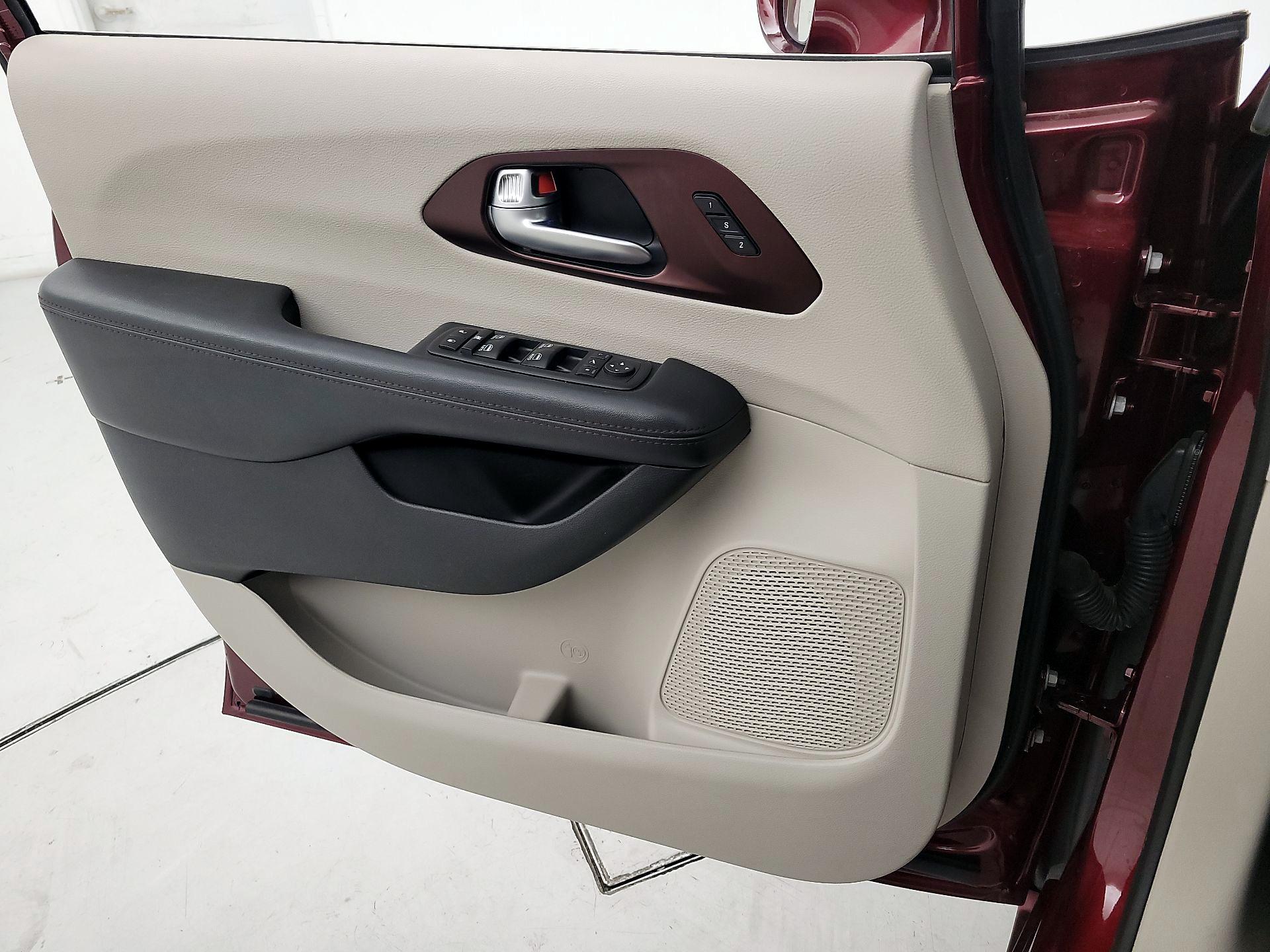 Thumbnail: 2017 Chrysler Pacifica - 12