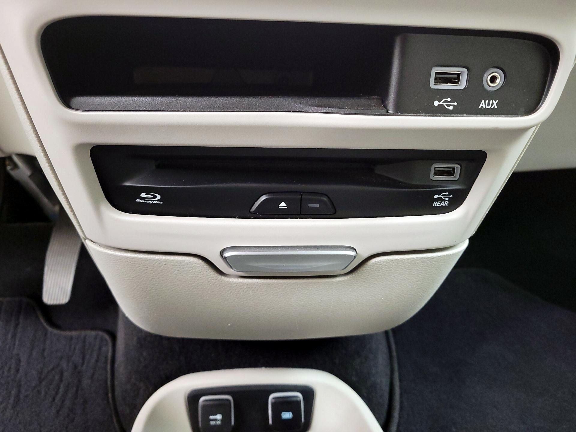 Thumbnail: 2017 Chrysler Pacifica - 19