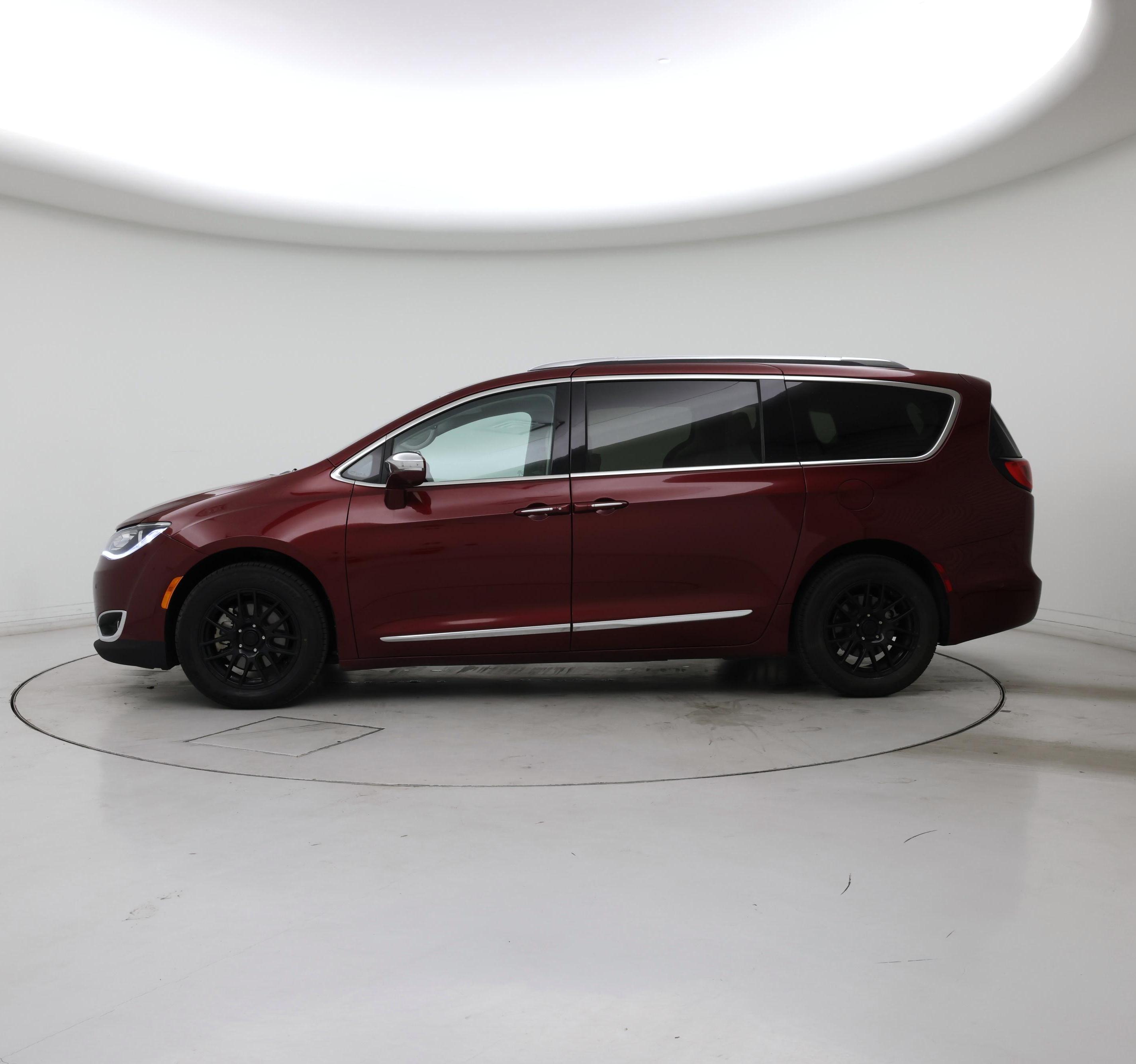 Thumbnail: 2017 Chrysler Pacifica - 3