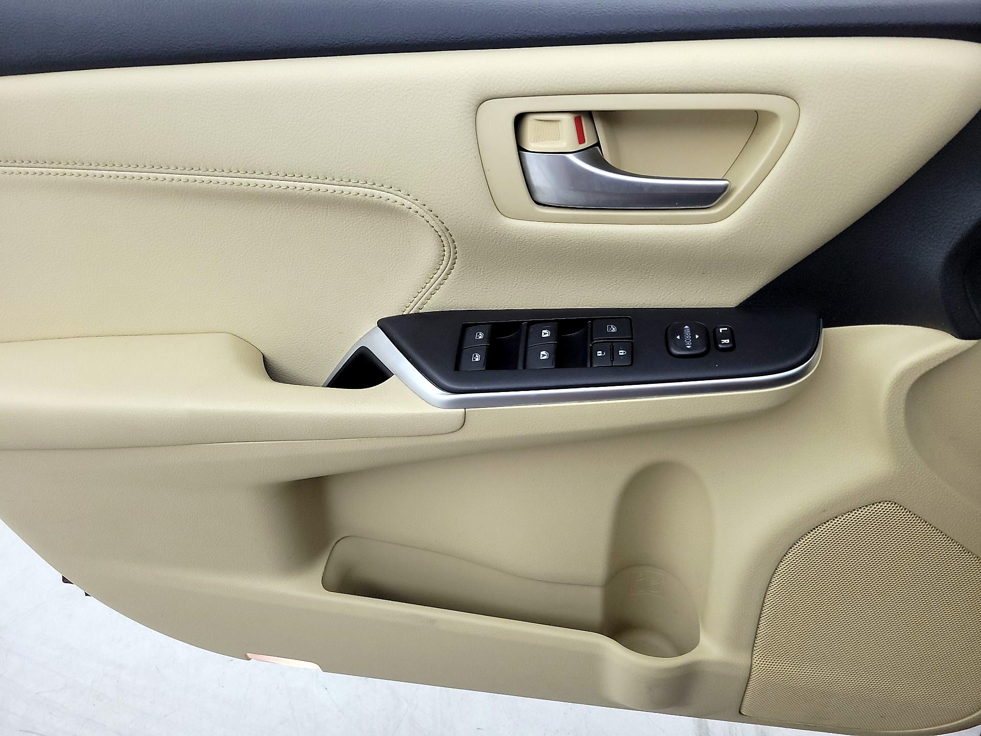 Thumbnail: 2015 Toyota Camry - 12