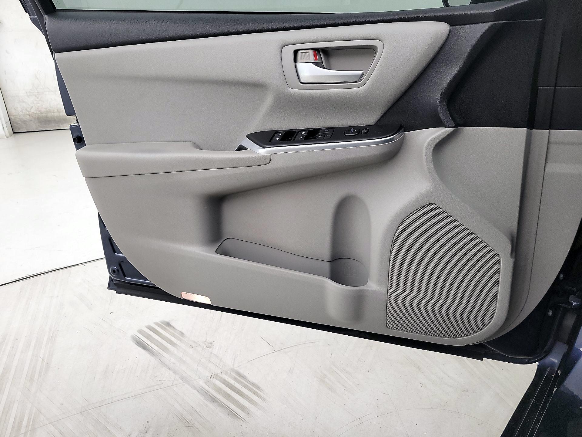 Thumbnail: 2016 Toyota Camry - 12