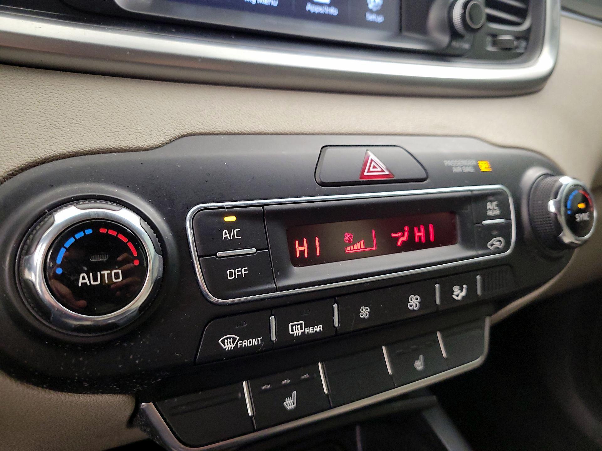 Thumbnail: 2019 Kia Sorento - 16