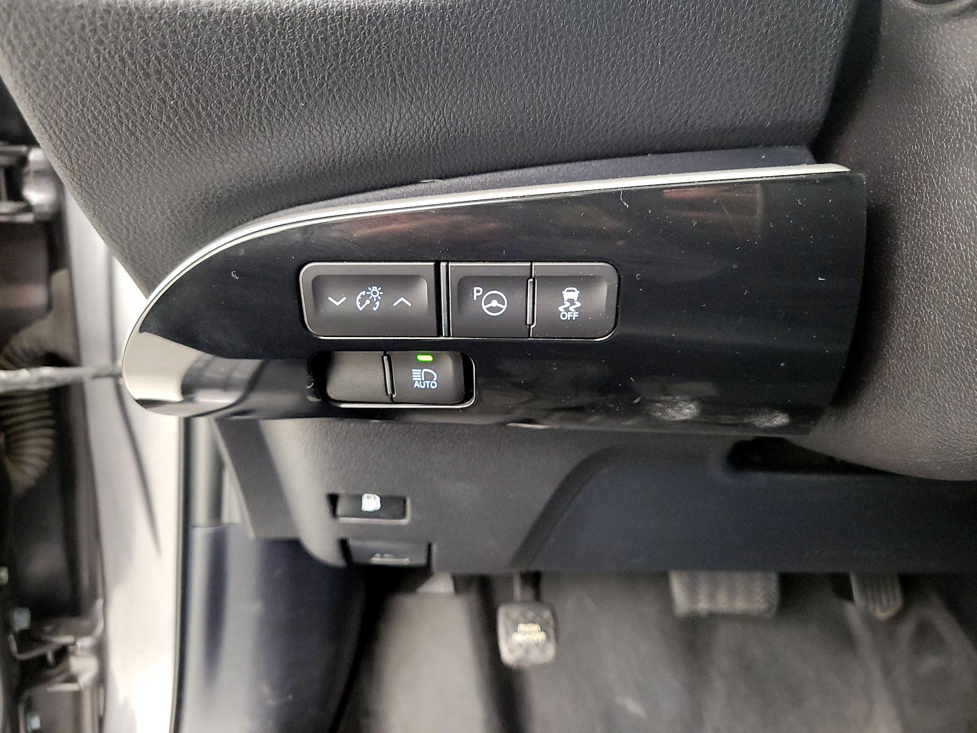 Thumbnail: 2018 Toyota Prius - 13