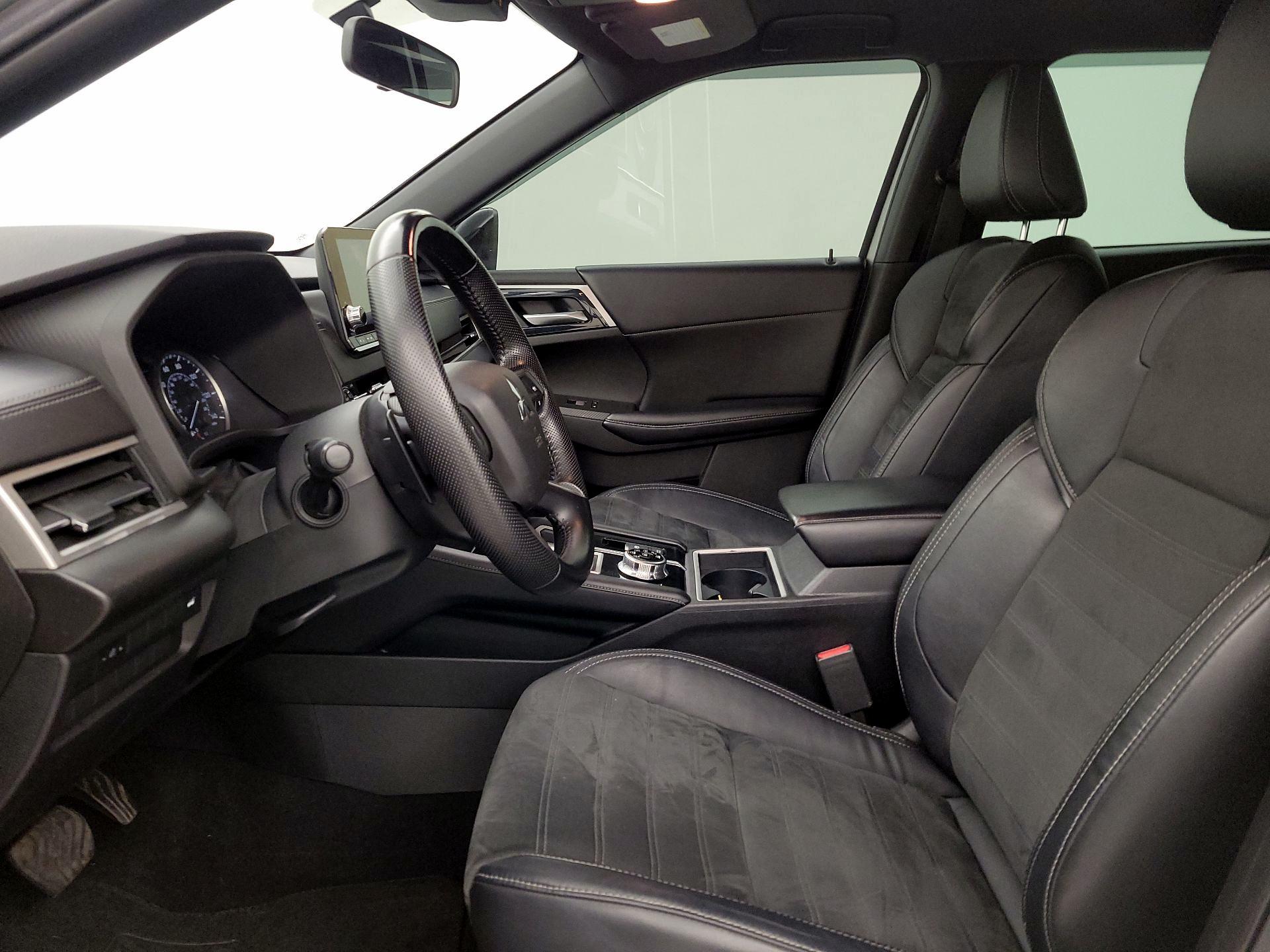 Thumbnail: 2022 Mitsubishi Outlander - 11