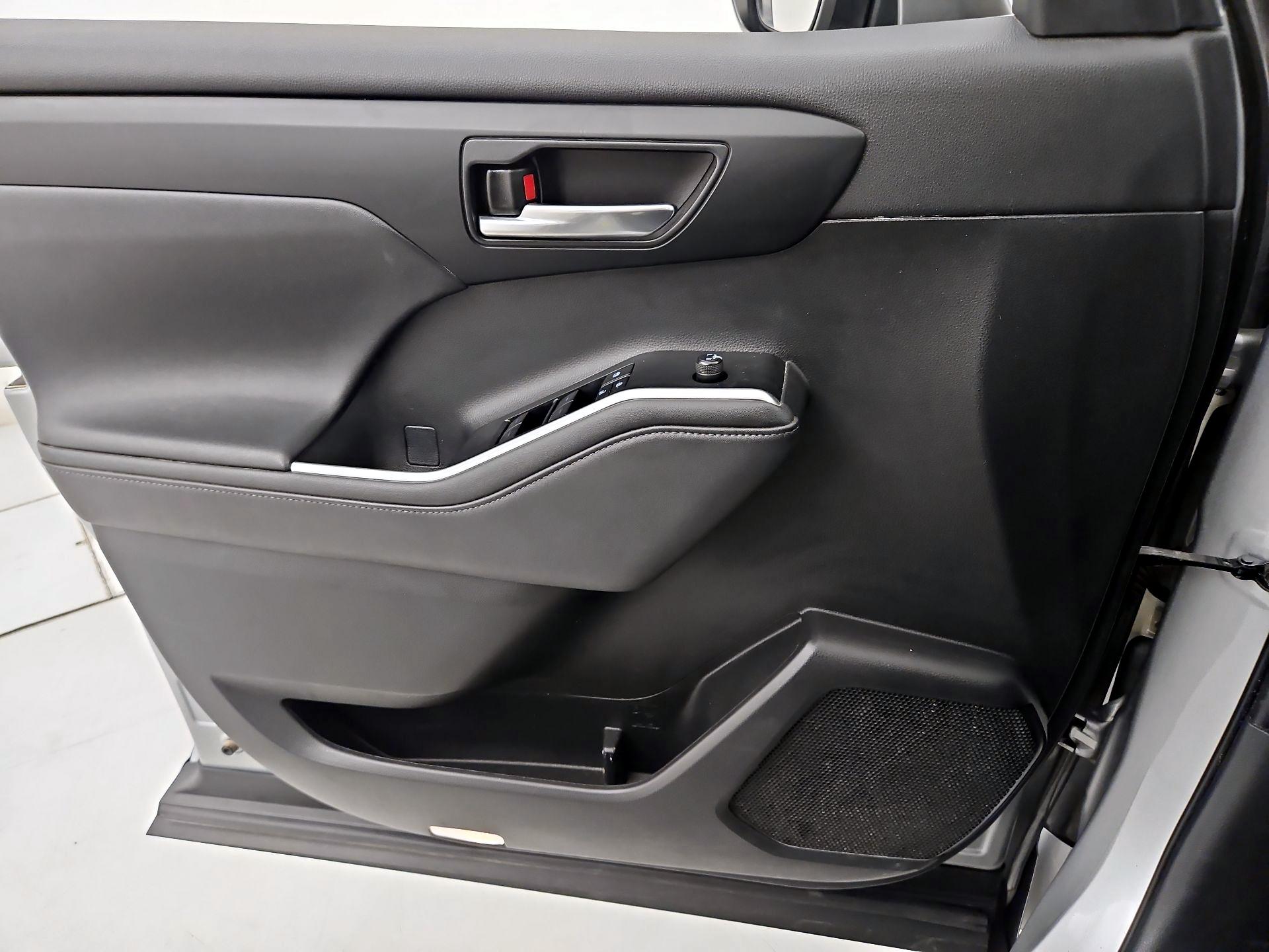 Thumbnail: 2021 Toyota Highlander - 12