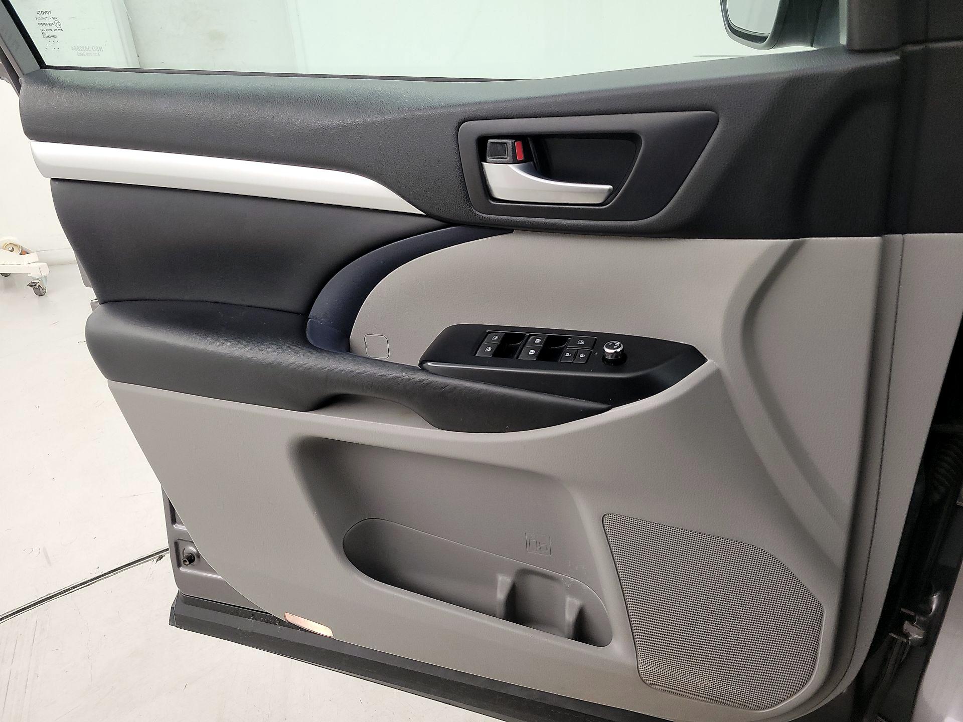 Thumbnail: 2018 Toyota Highlander - 12