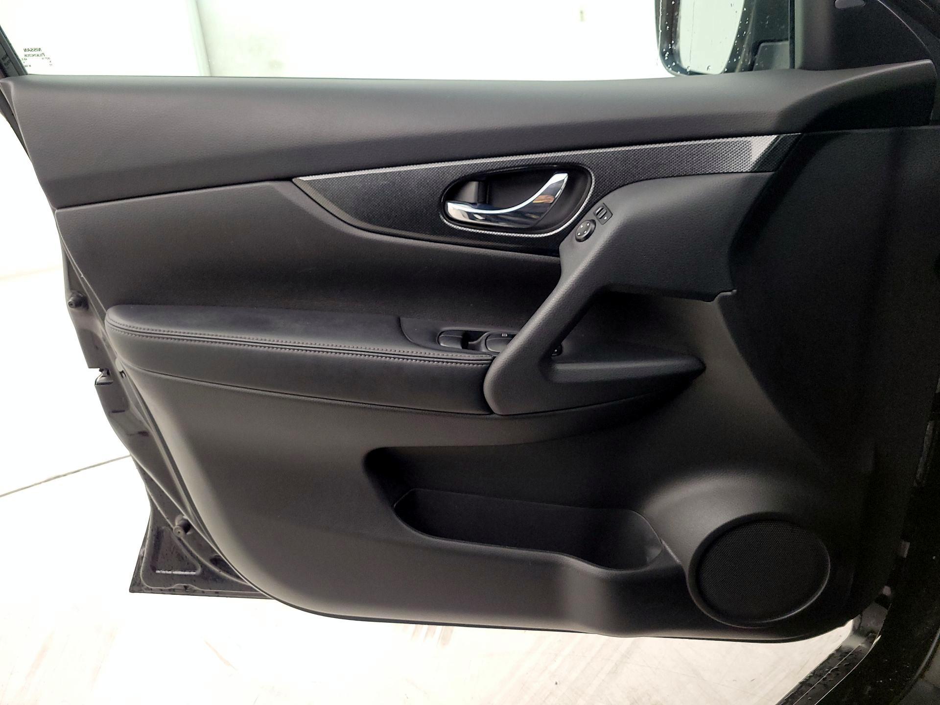 Thumbnail: 2015 Nissan Rogue - 12