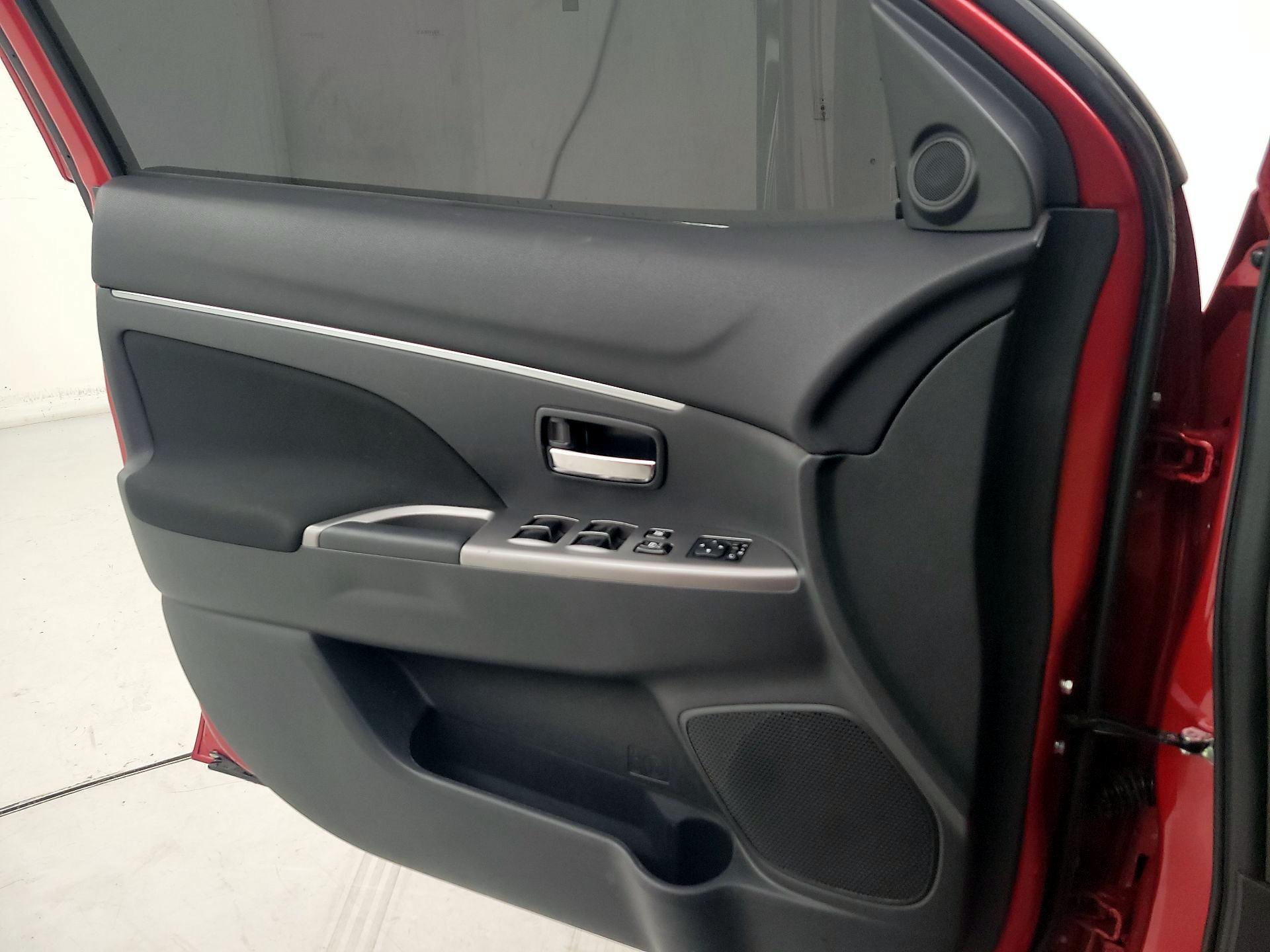 Thumbnail: 2019 Mitsubishi Outlander Sport - 12