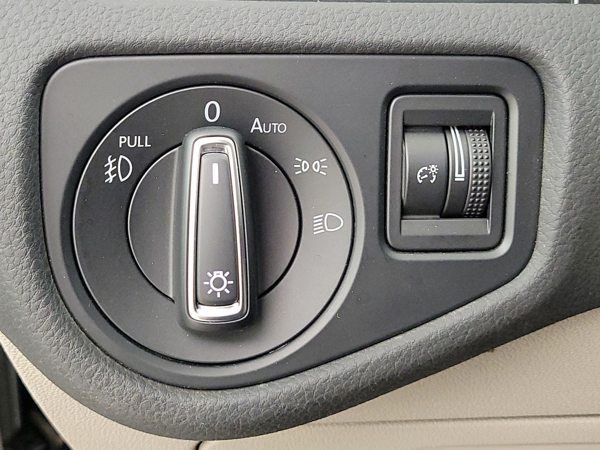 Thumbnail: 2019 Volkswagen Golf - 13