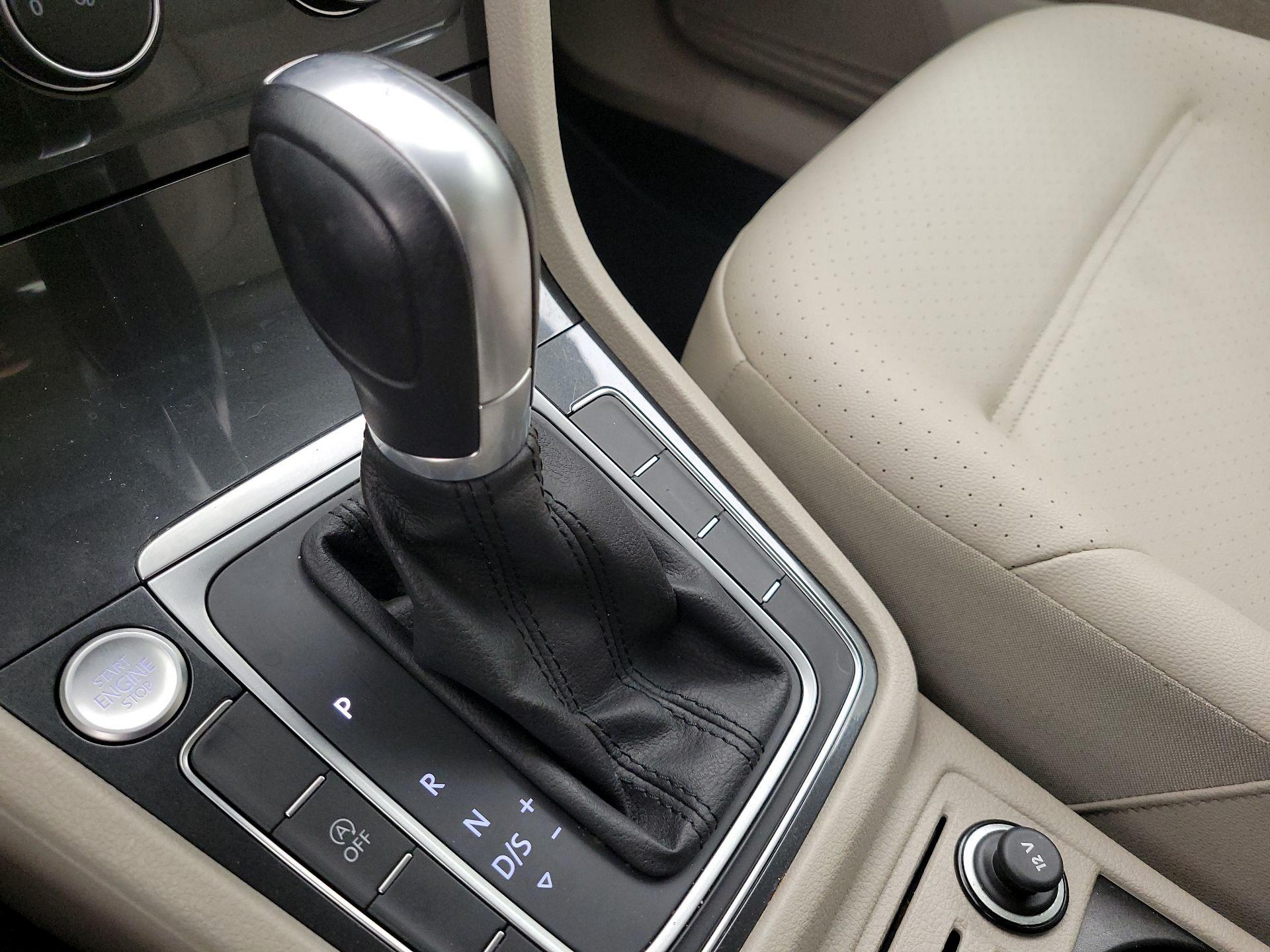 Thumbnail: 2019 Volkswagen Golf - 17