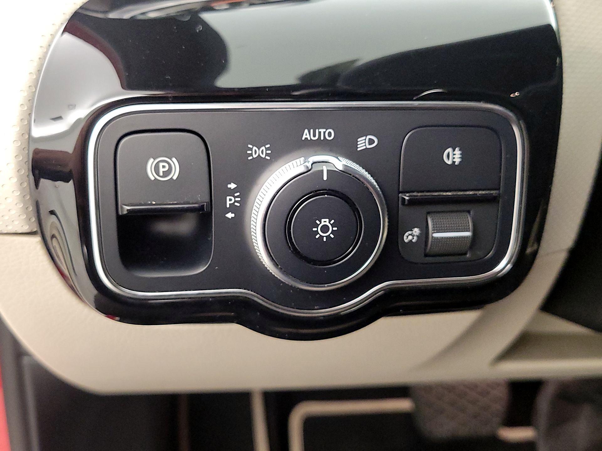 Thumbnail: 2019 Mercedes-Benz A-Class - 13