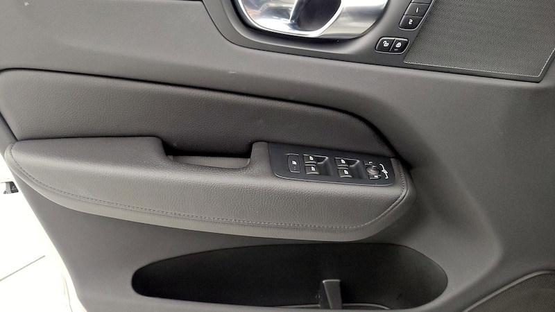 2022 Volvo XC60 B5 Momentum 12