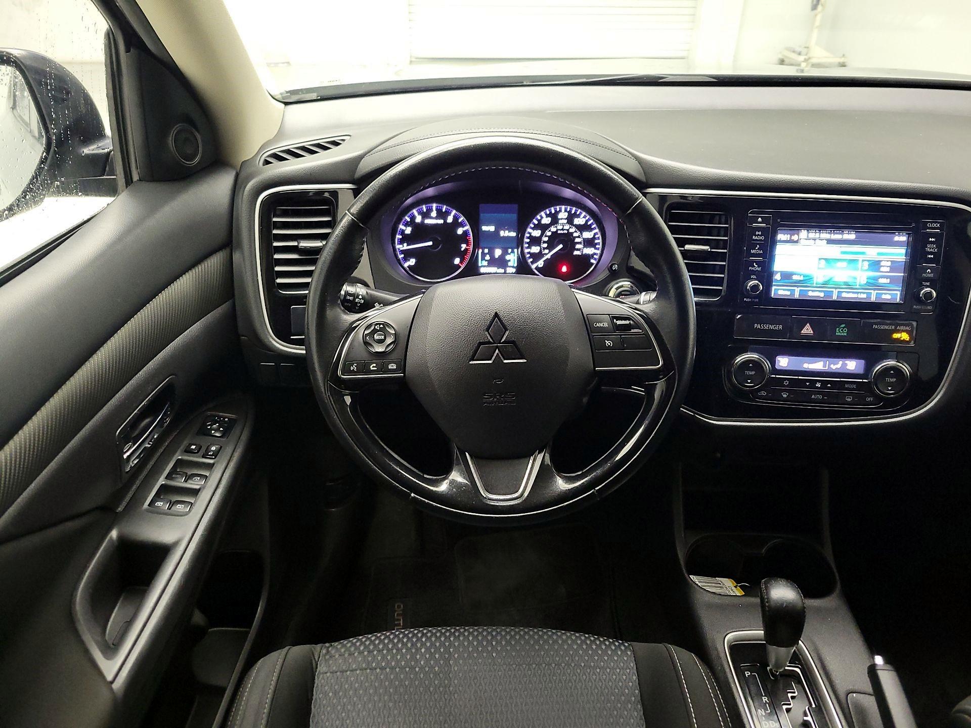 Thumbnail: 2016 Mitsubishi Outlander - 10