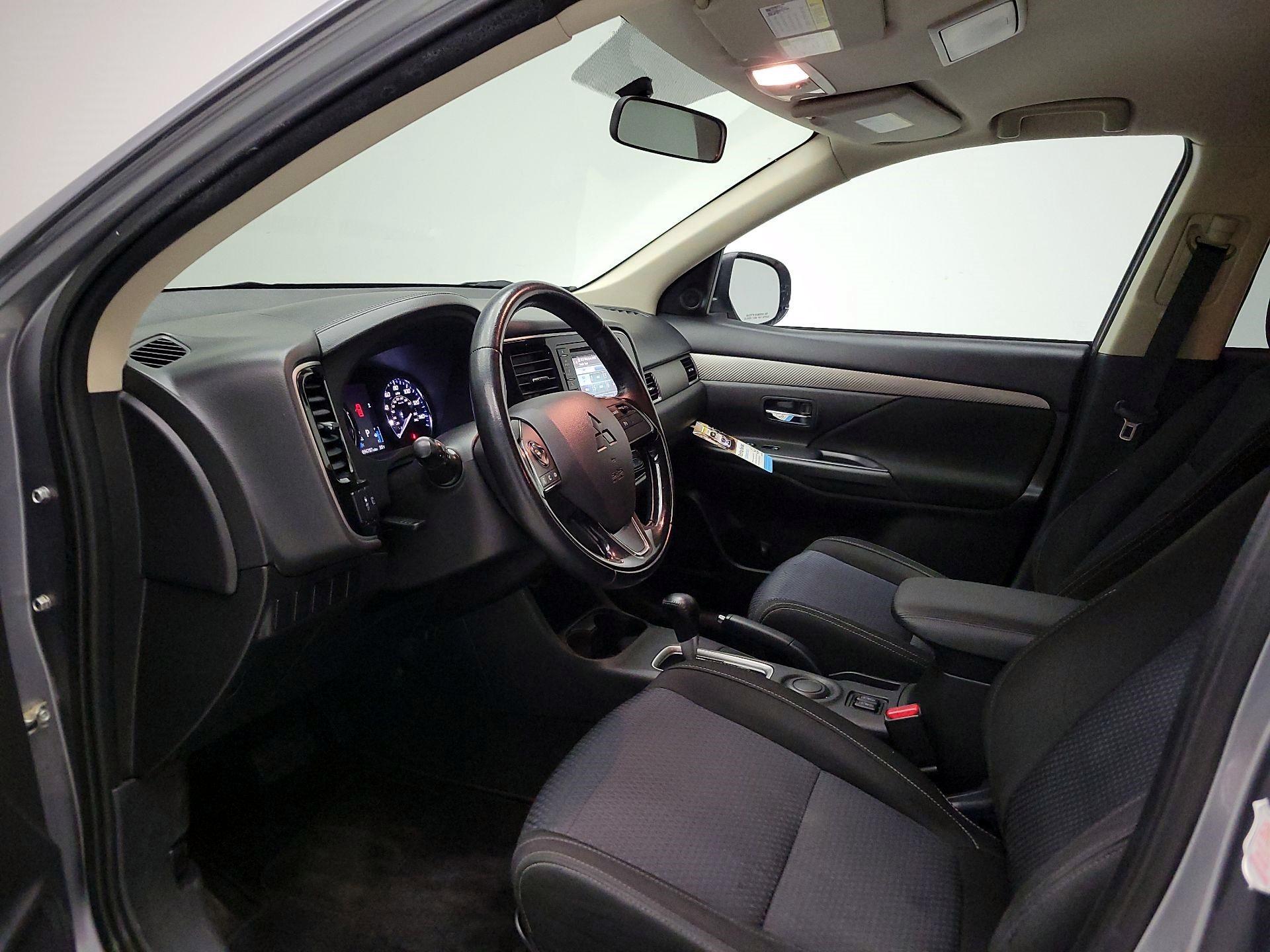 Thumbnail: 2016 Mitsubishi Outlander - 11