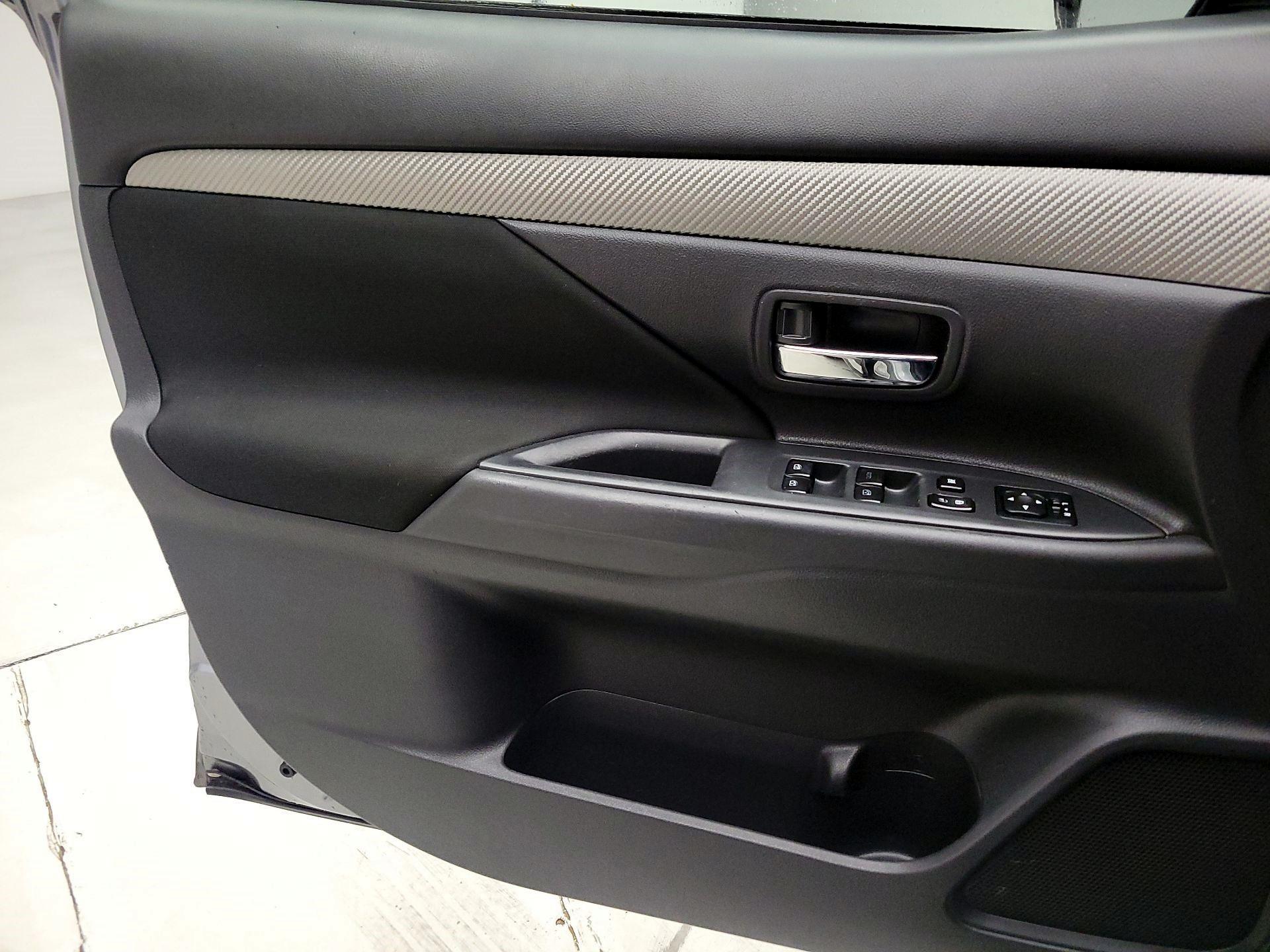 Thumbnail: 2016 Mitsubishi Outlander - 12