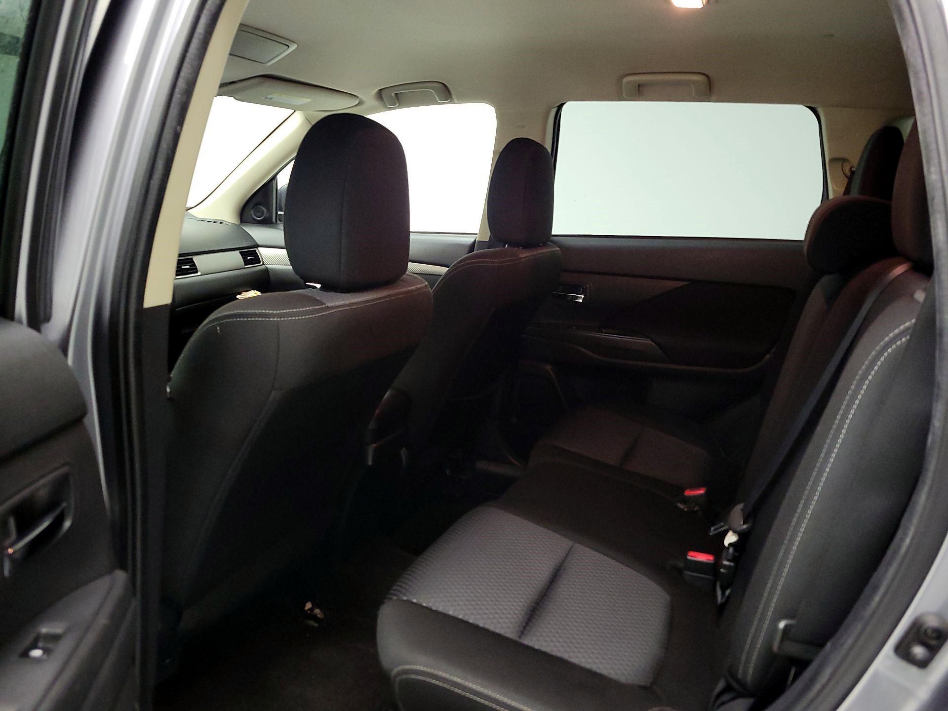 Thumbnail: 2016 Mitsubishi Outlander - 17