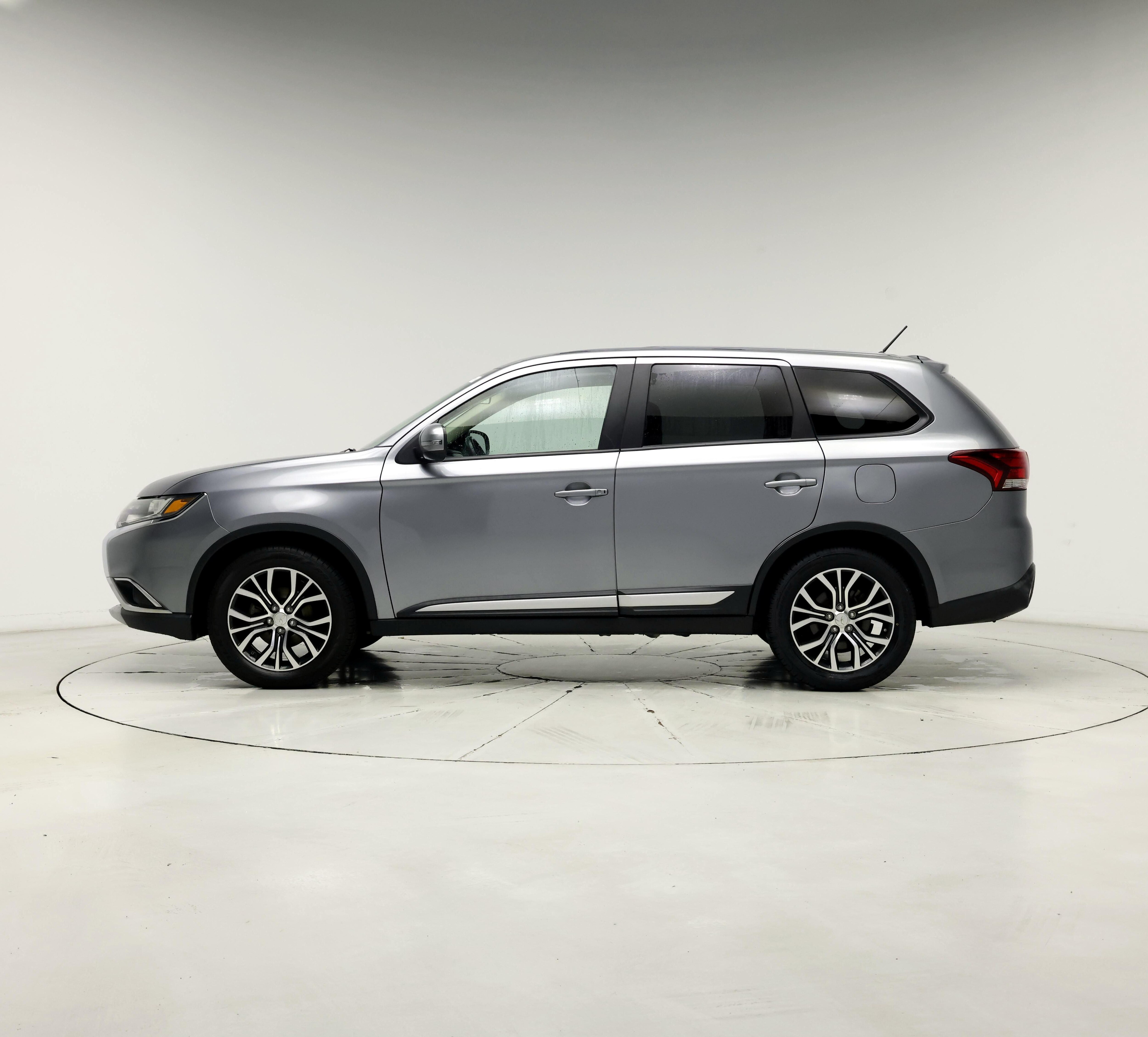 Thumbnail: 2016 Mitsubishi Outlander - 3