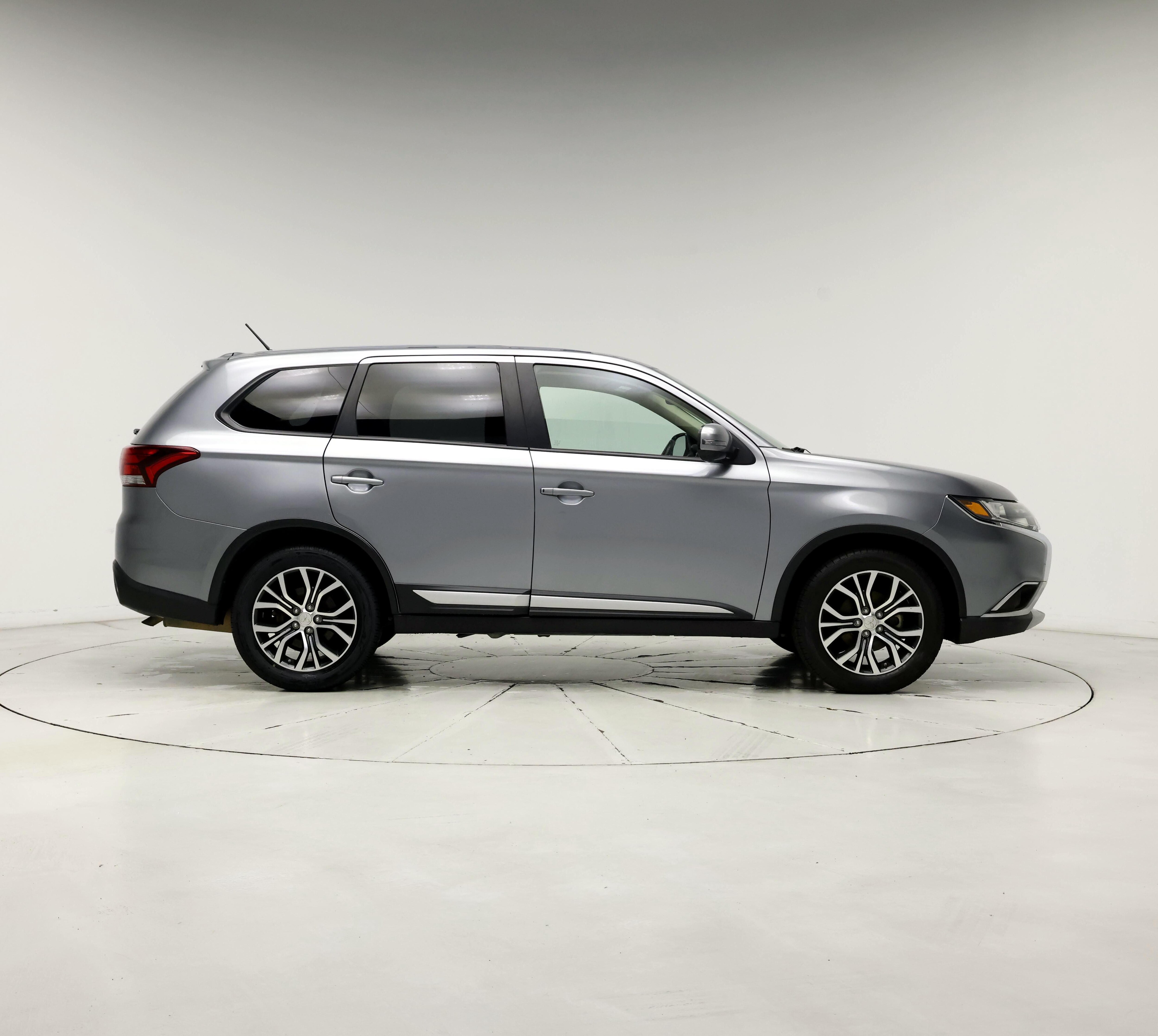 Thumbnail: 2016 Mitsubishi Outlander - 7