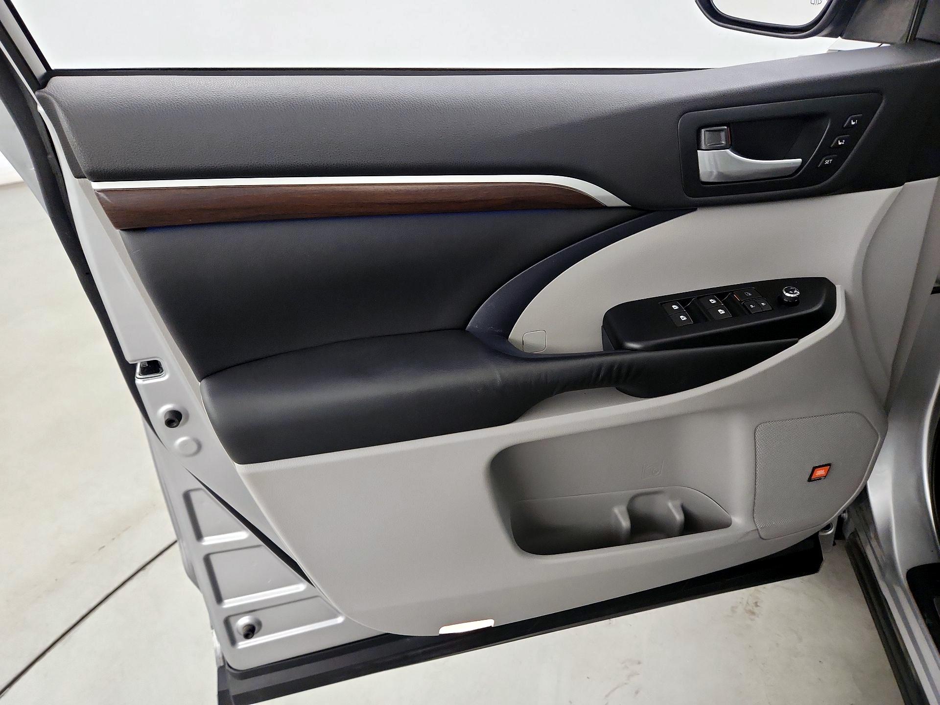 Thumbnail: 2015 Toyota Highlander - 12