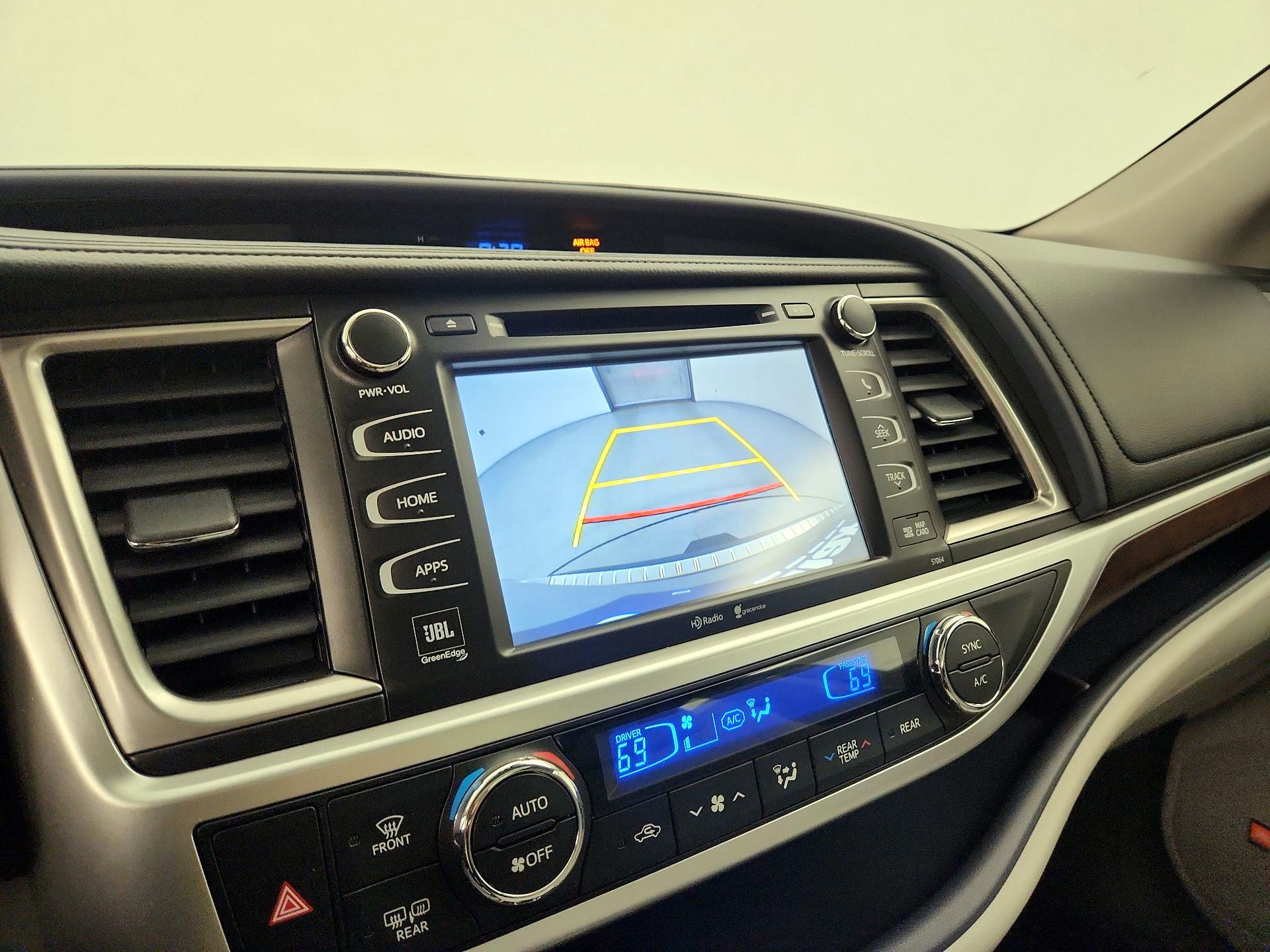 Thumbnail: 2015 Toyota Highlander - 15