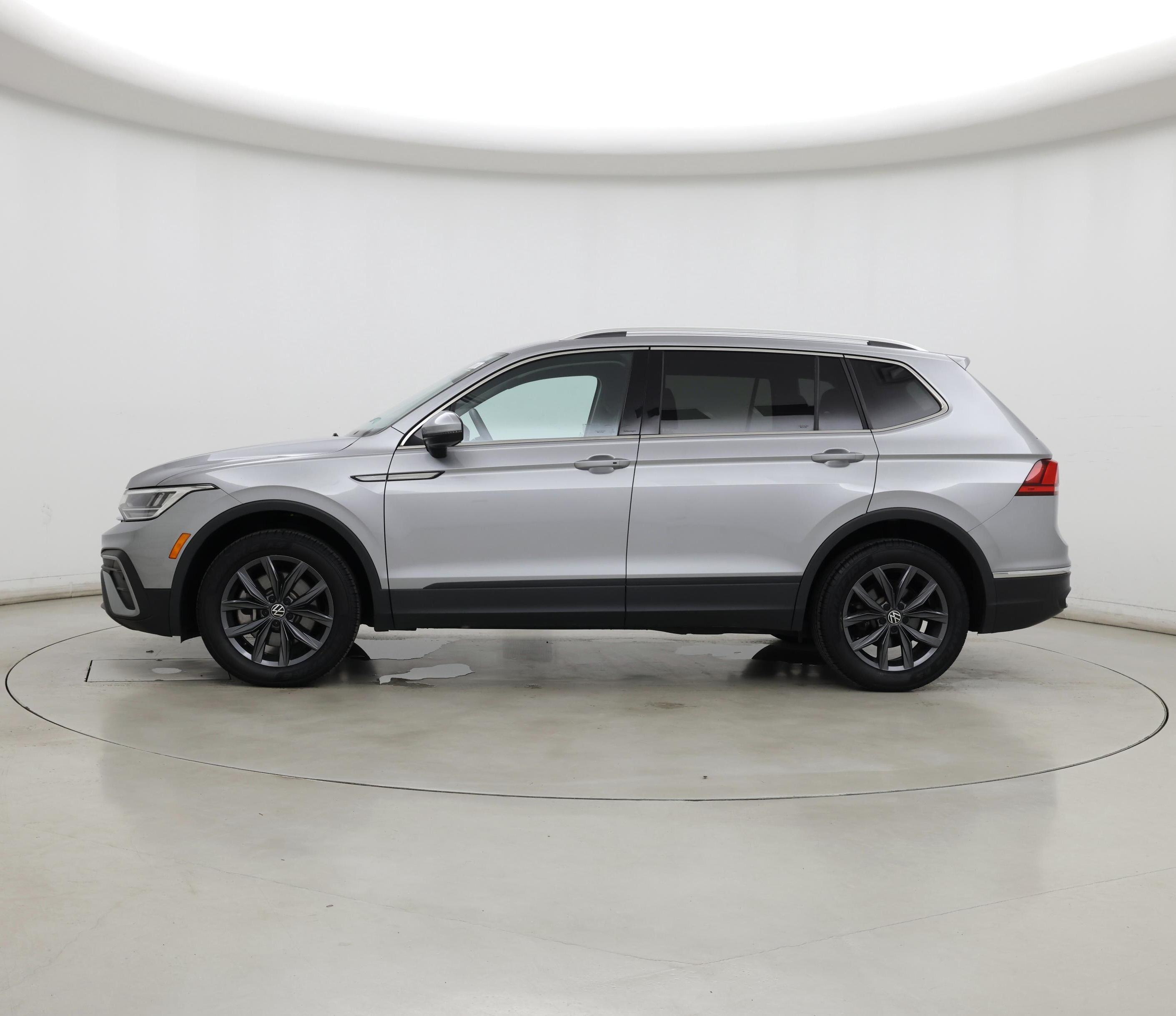 Thumbnail: 2022 Volkswagen Tiguan - 3