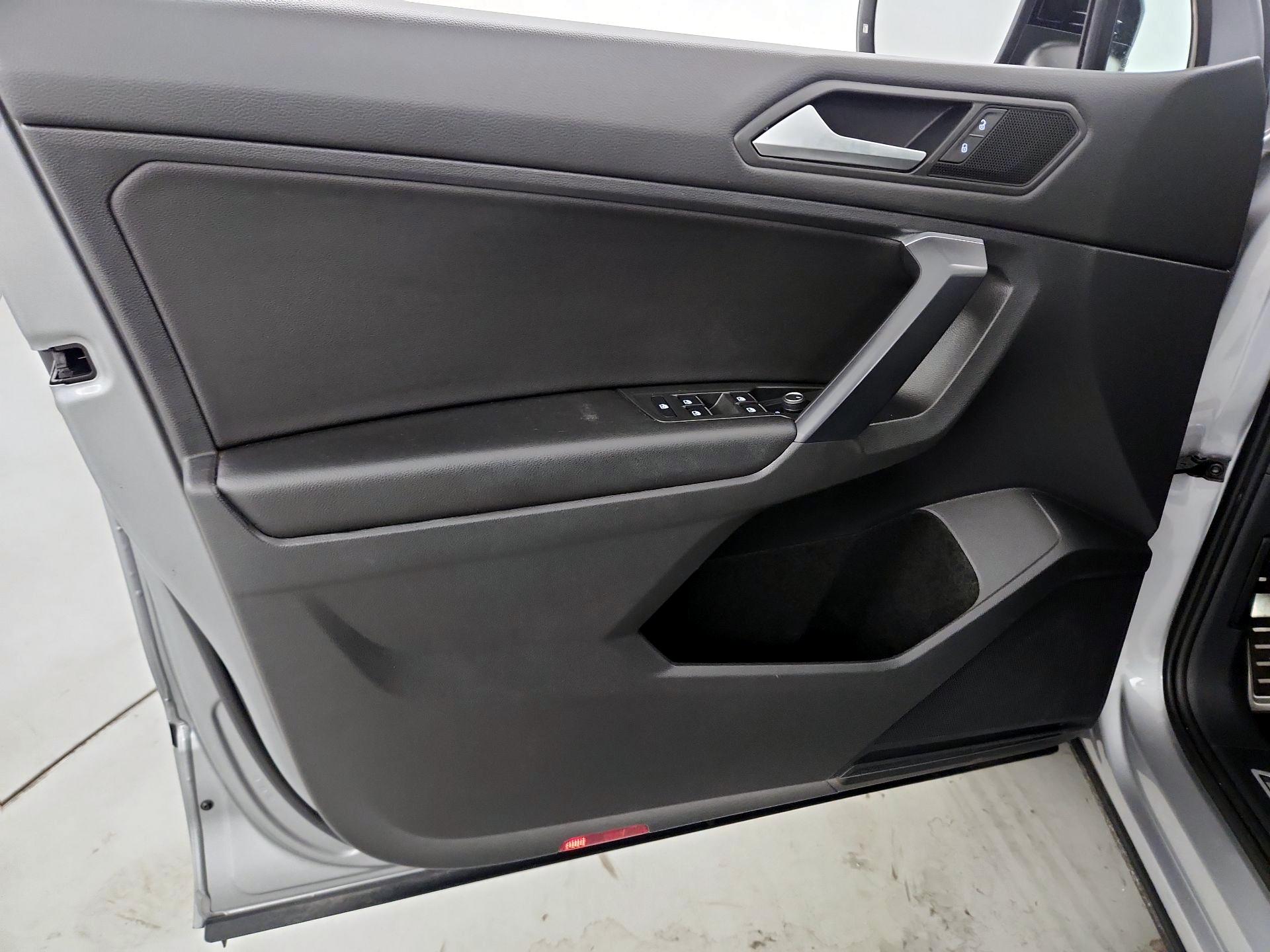 Thumbnail: 2021 Volkswagen Tiguan - 12
