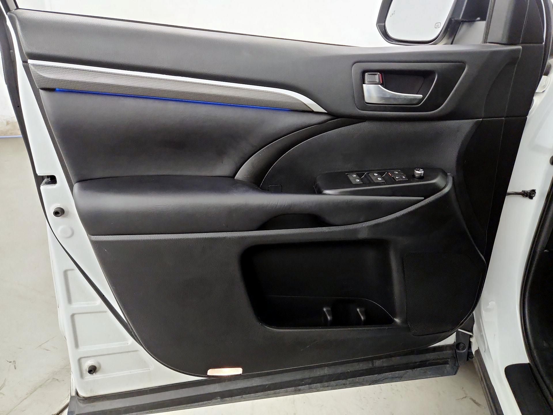Thumbnail: 2019 Toyota Highlander - 12