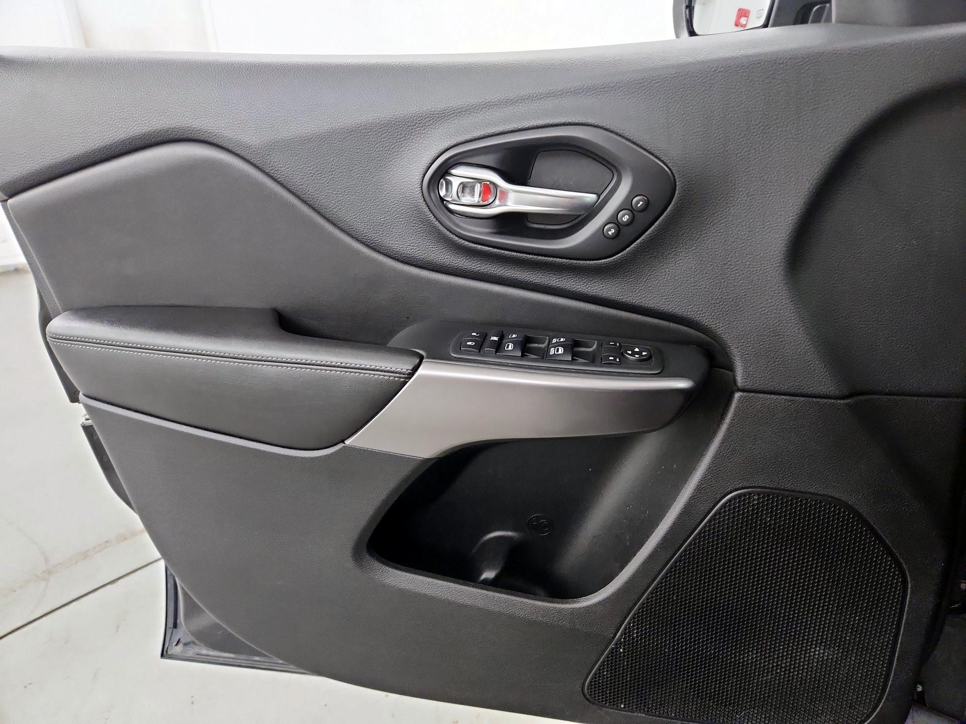 Thumbnail: 2019 Jeep Cherokee - 12
