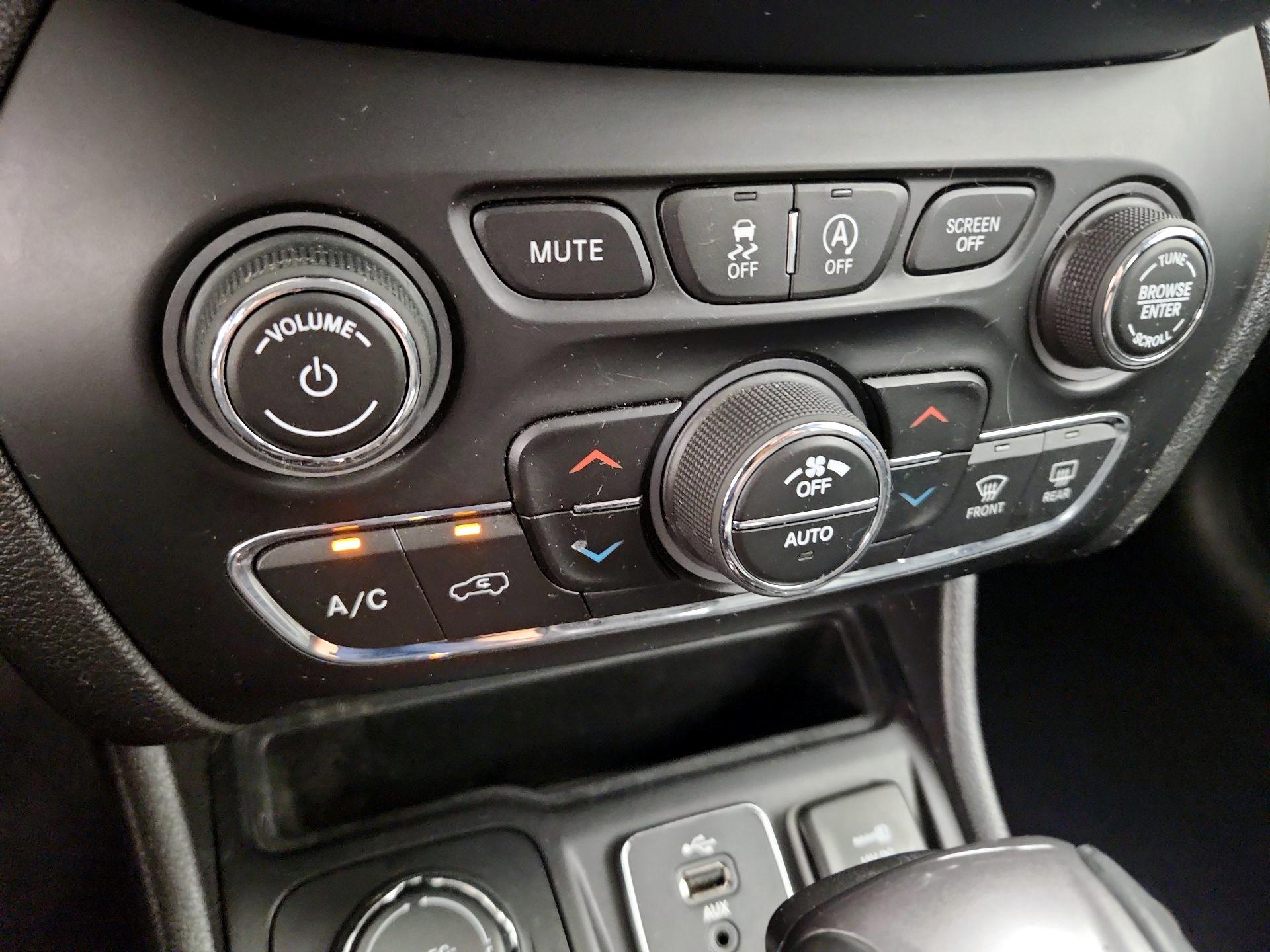 Thumbnail: 2019 Jeep Cherokee - 17