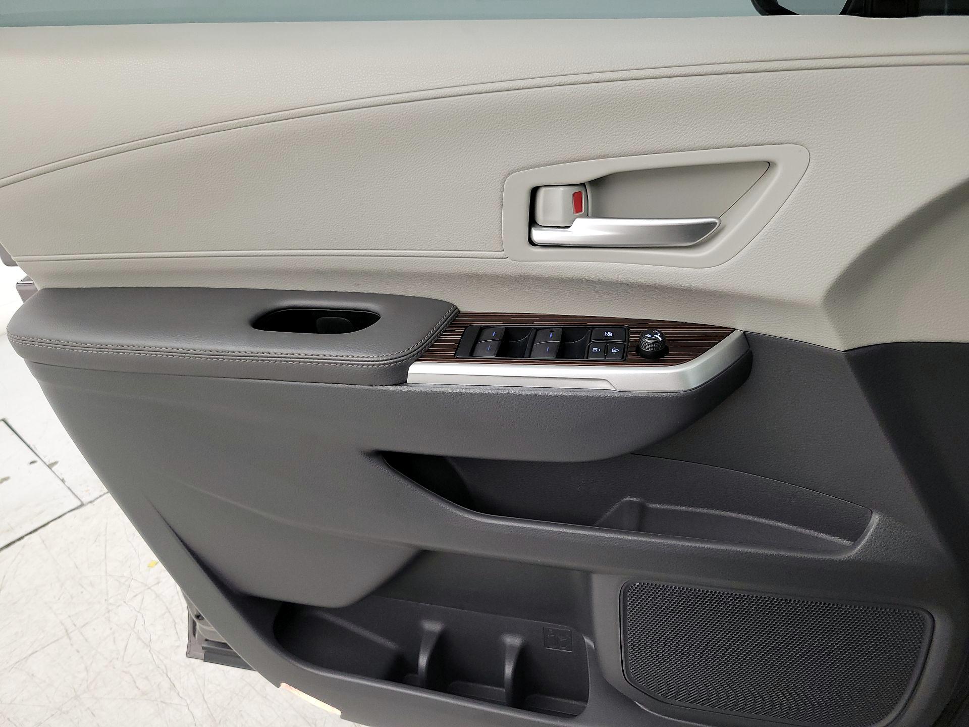Thumbnail: 2022 Toyota Sienna - 12