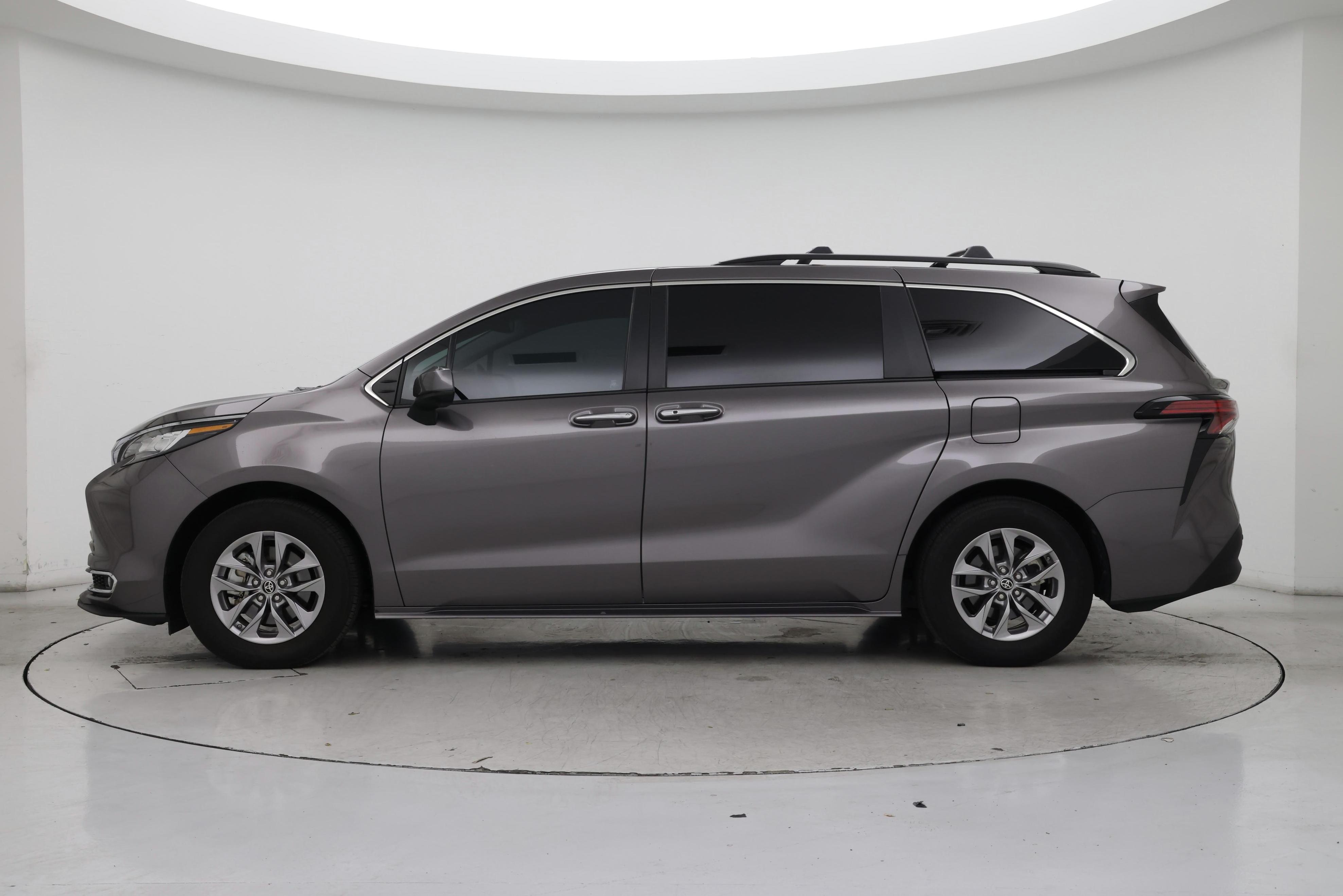 Thumbnail: 2022 Toyota Sienna - 3