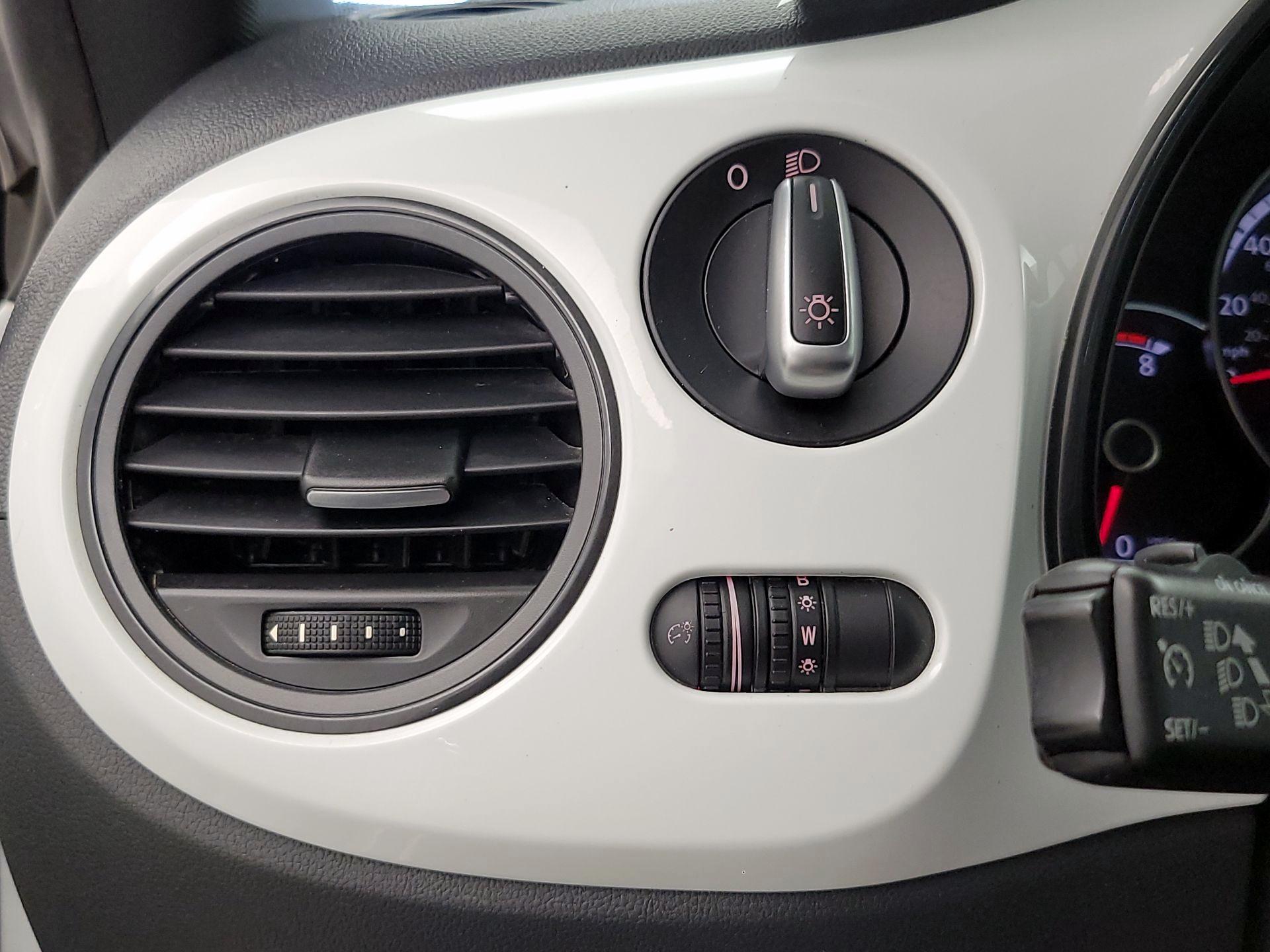 Thumbnail: 2015 Volkswagen Beetle - 13