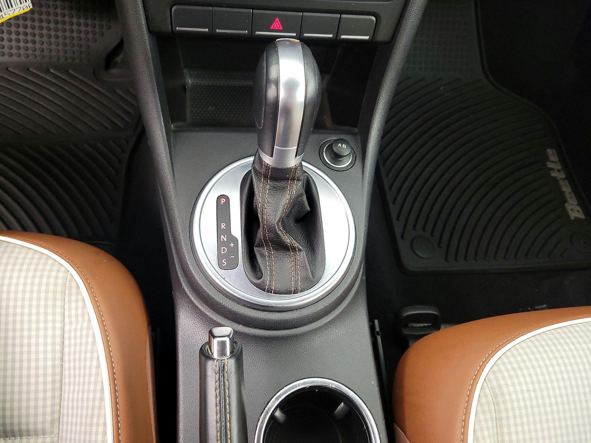 Thumbnail: 2015 Volkswagen Beetle - 16