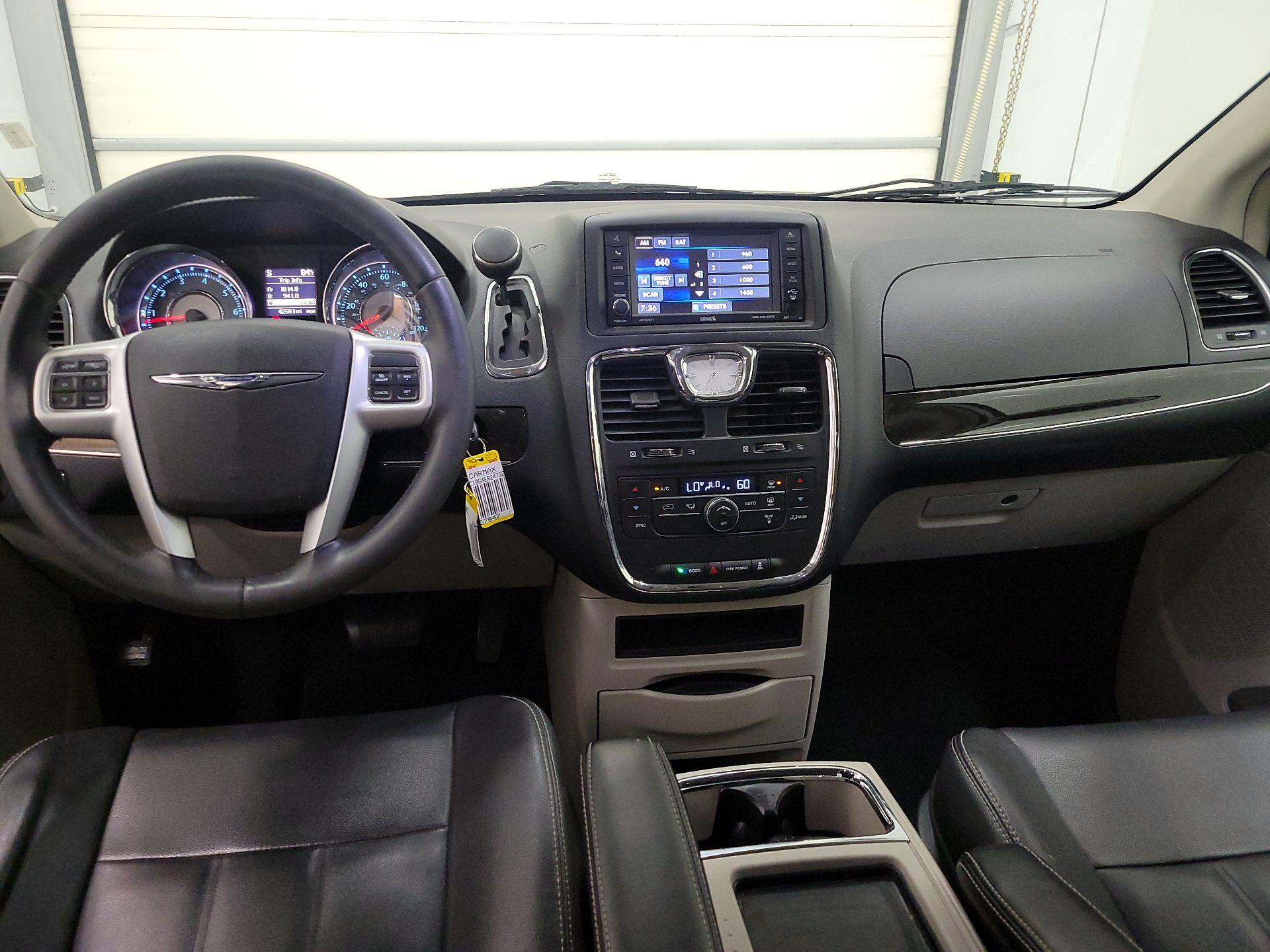Thumbnail: 2014 Chrysler Town & Country - 9
