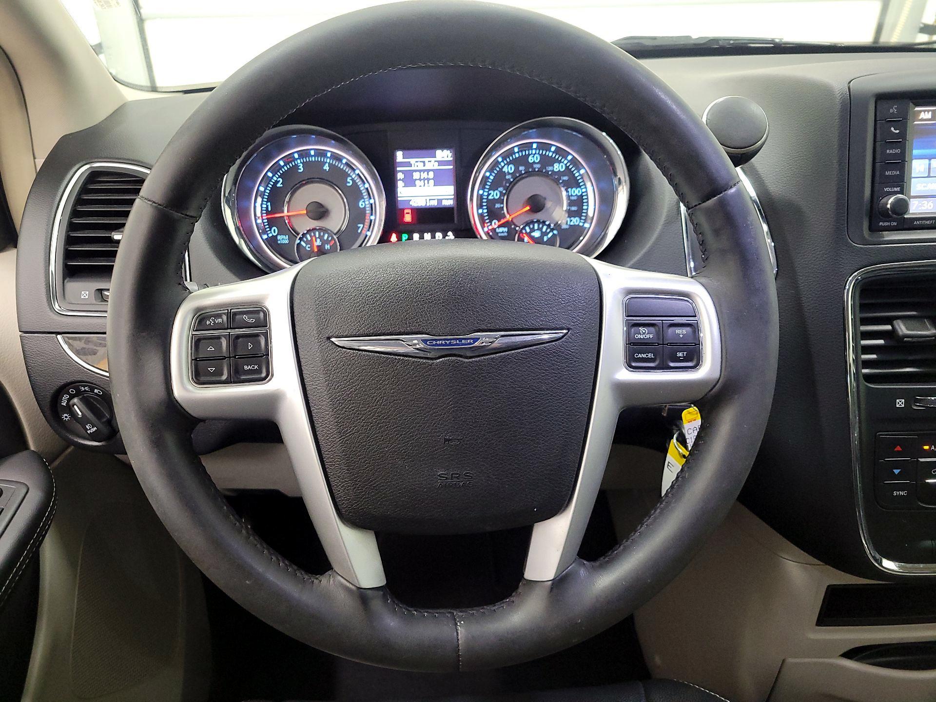 Thumbnail: 2014 Chrysler Town & Country - 10