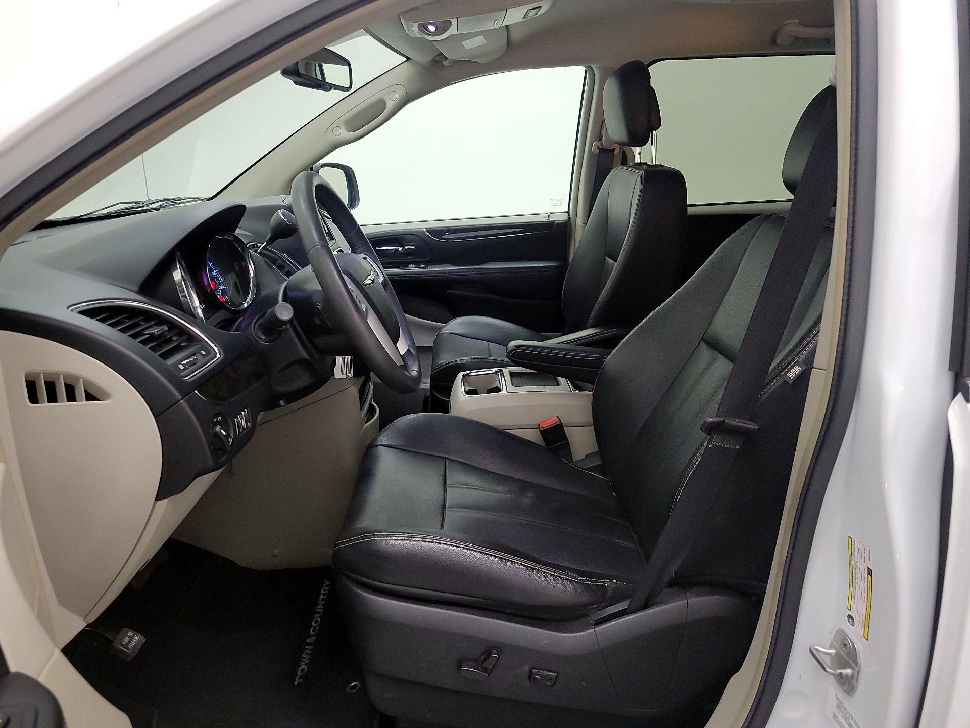 Thumbnail: 2014 Chrysler Town & Country - 11