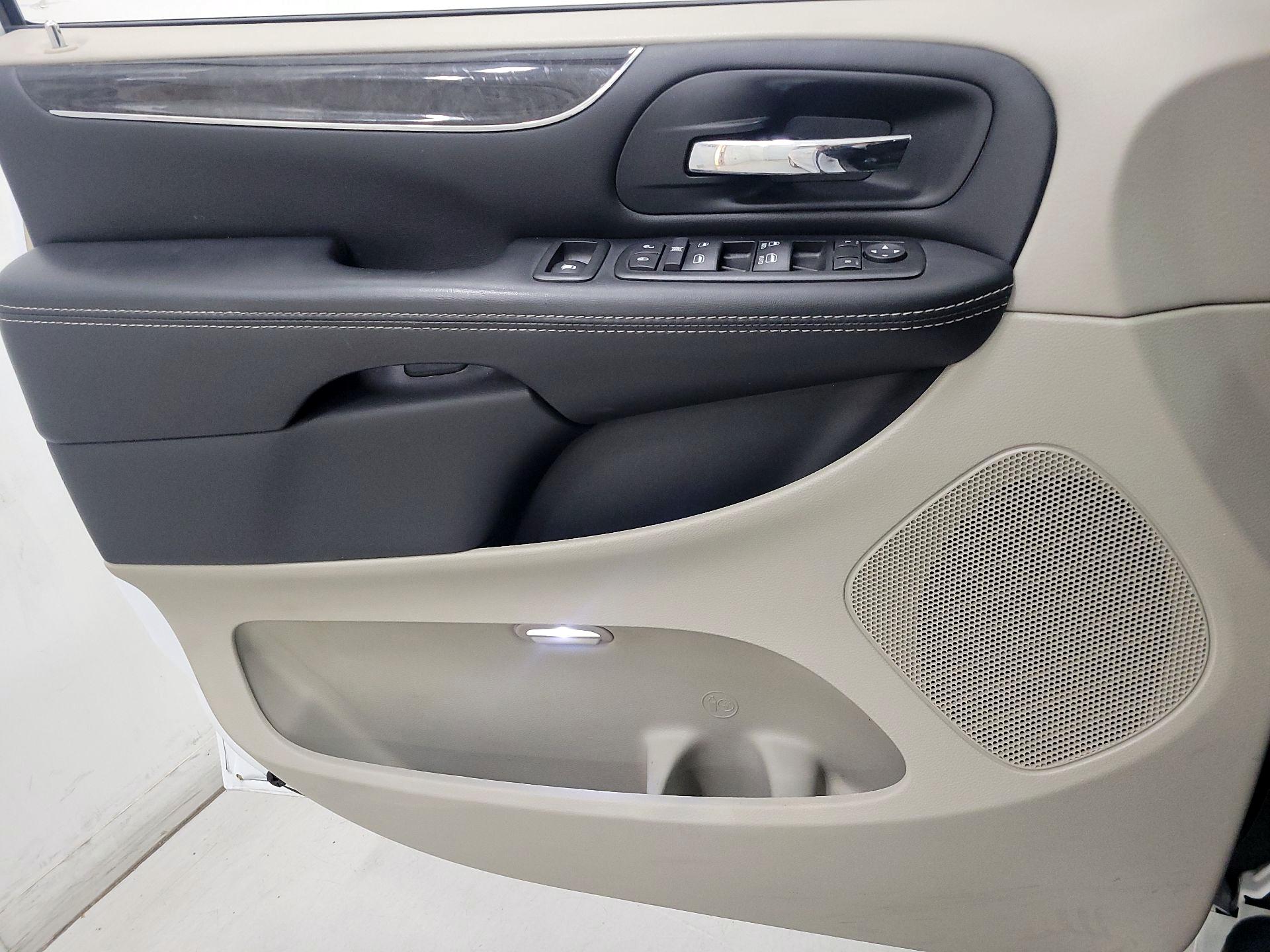 Thumbnail: 2014 Chrysler Town & Country - 12