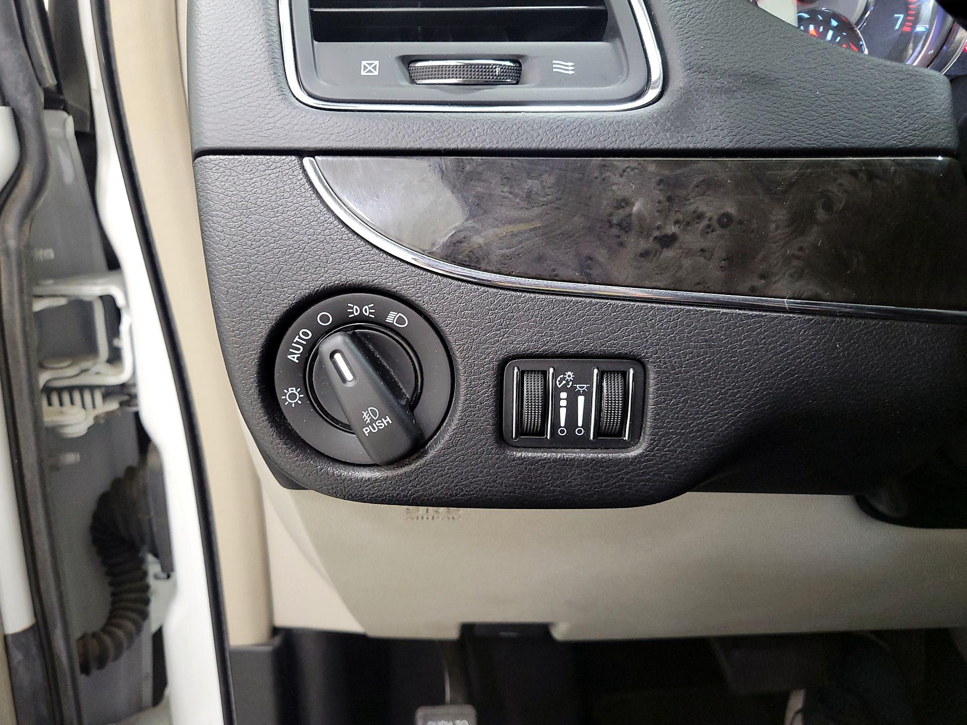 Thumbnail: 2014 Chrysler Town & Country - 13