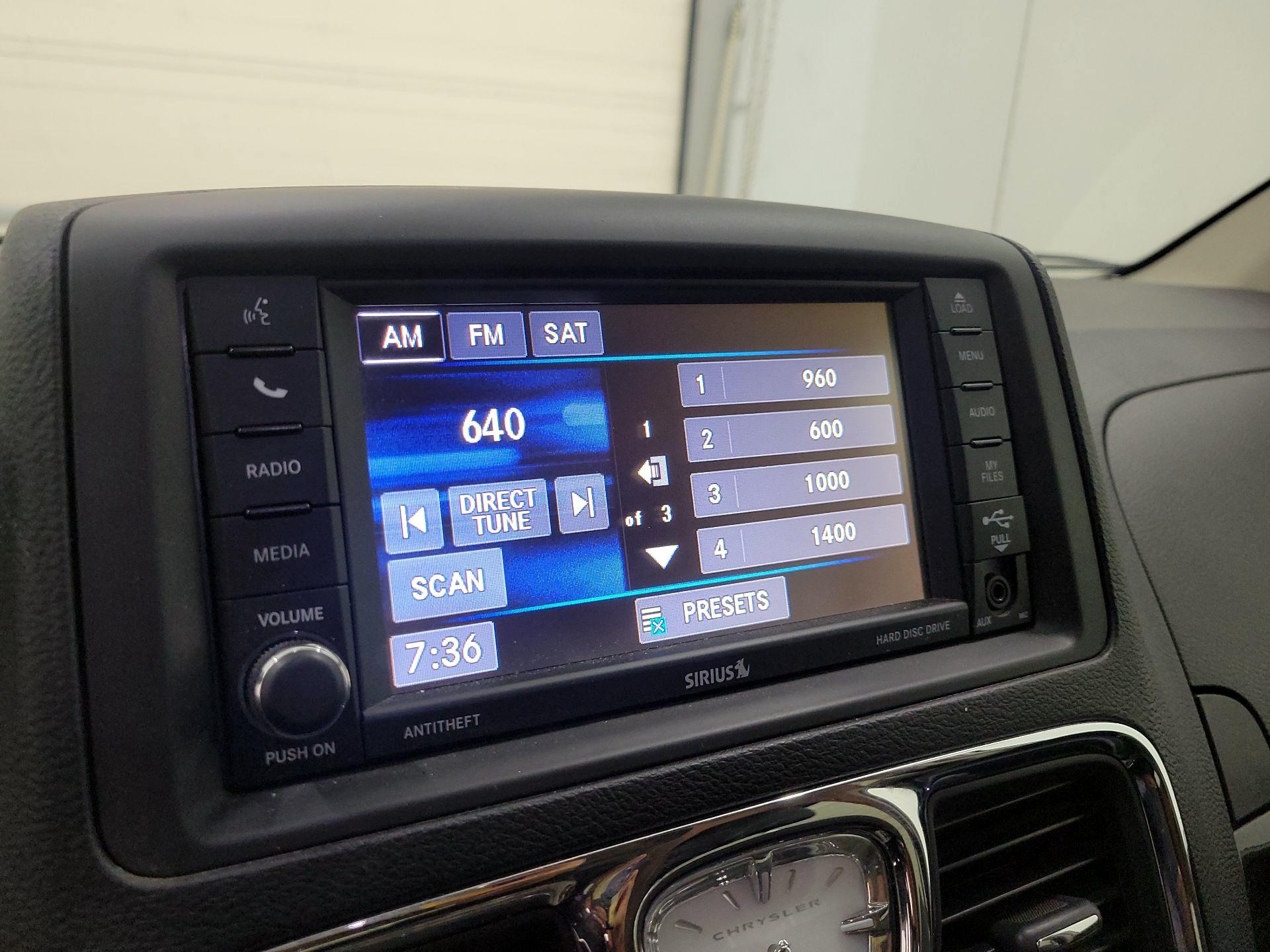Thumbnail: 2014 Chrysler Town & Country - 15