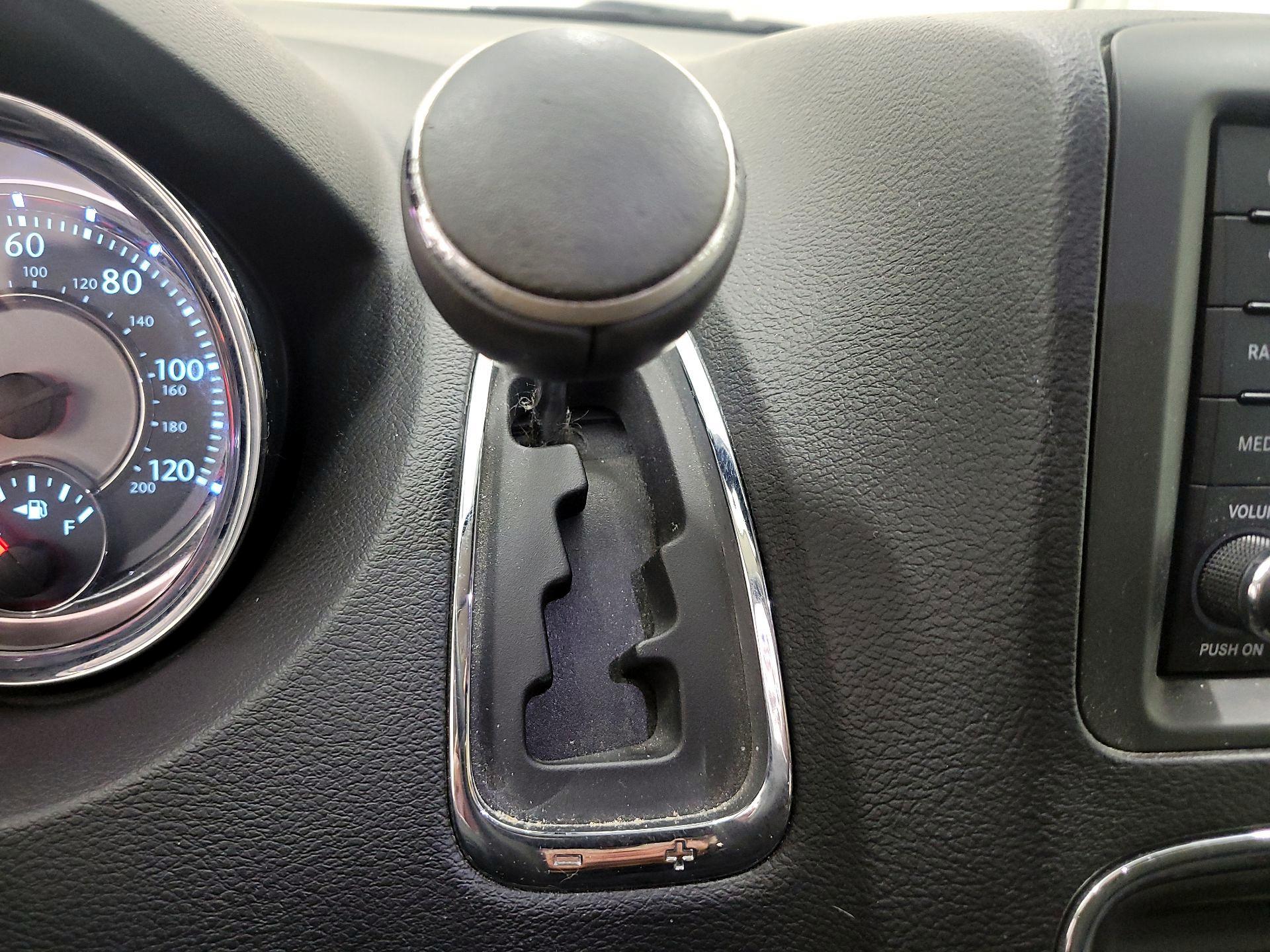 Thumbnail: 2014 Chrysler Town & Country - 17