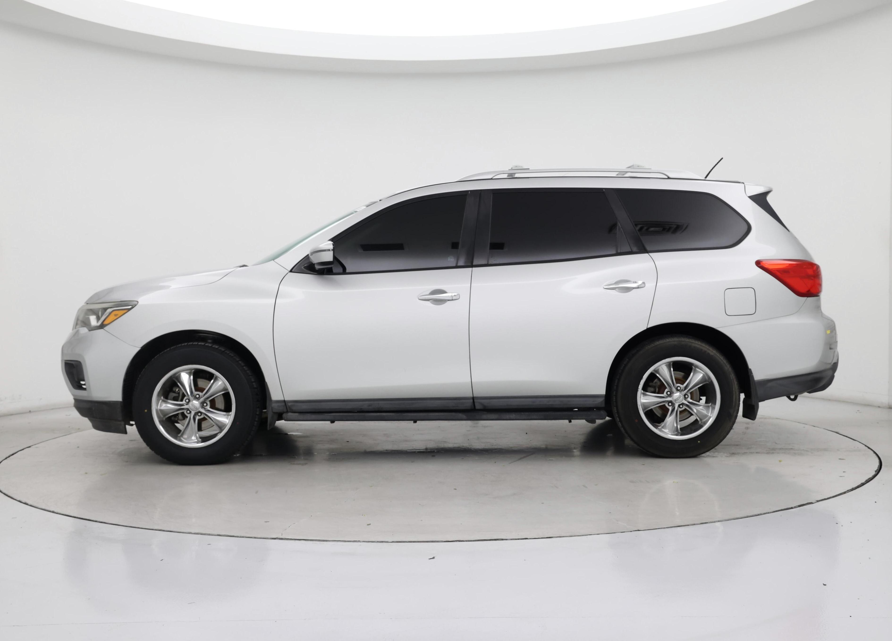 Thumbnail: 2017 Nissan Pathfinder - 3