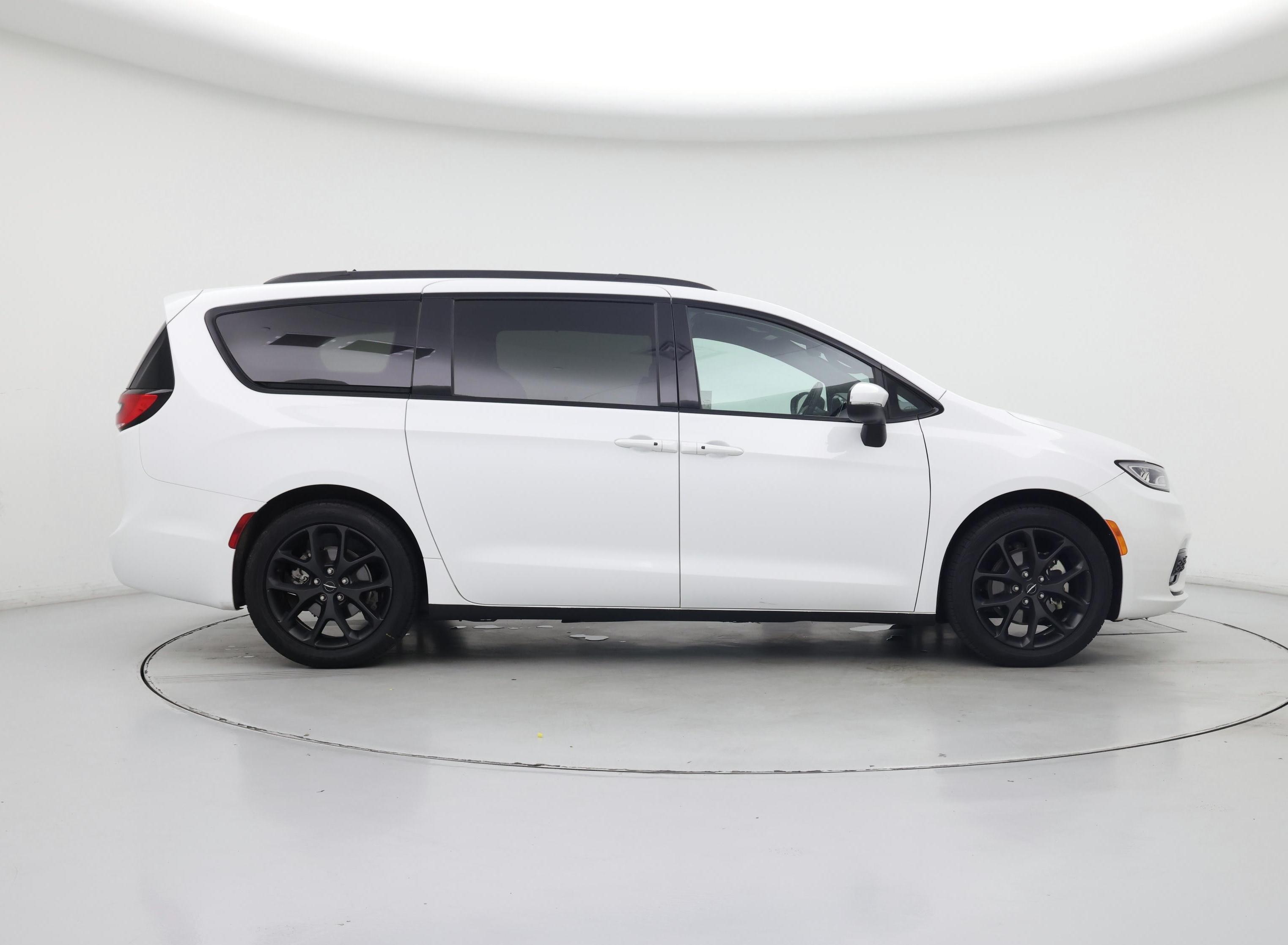 Thumbnail: 2023 Chrysler Pacifica - 7