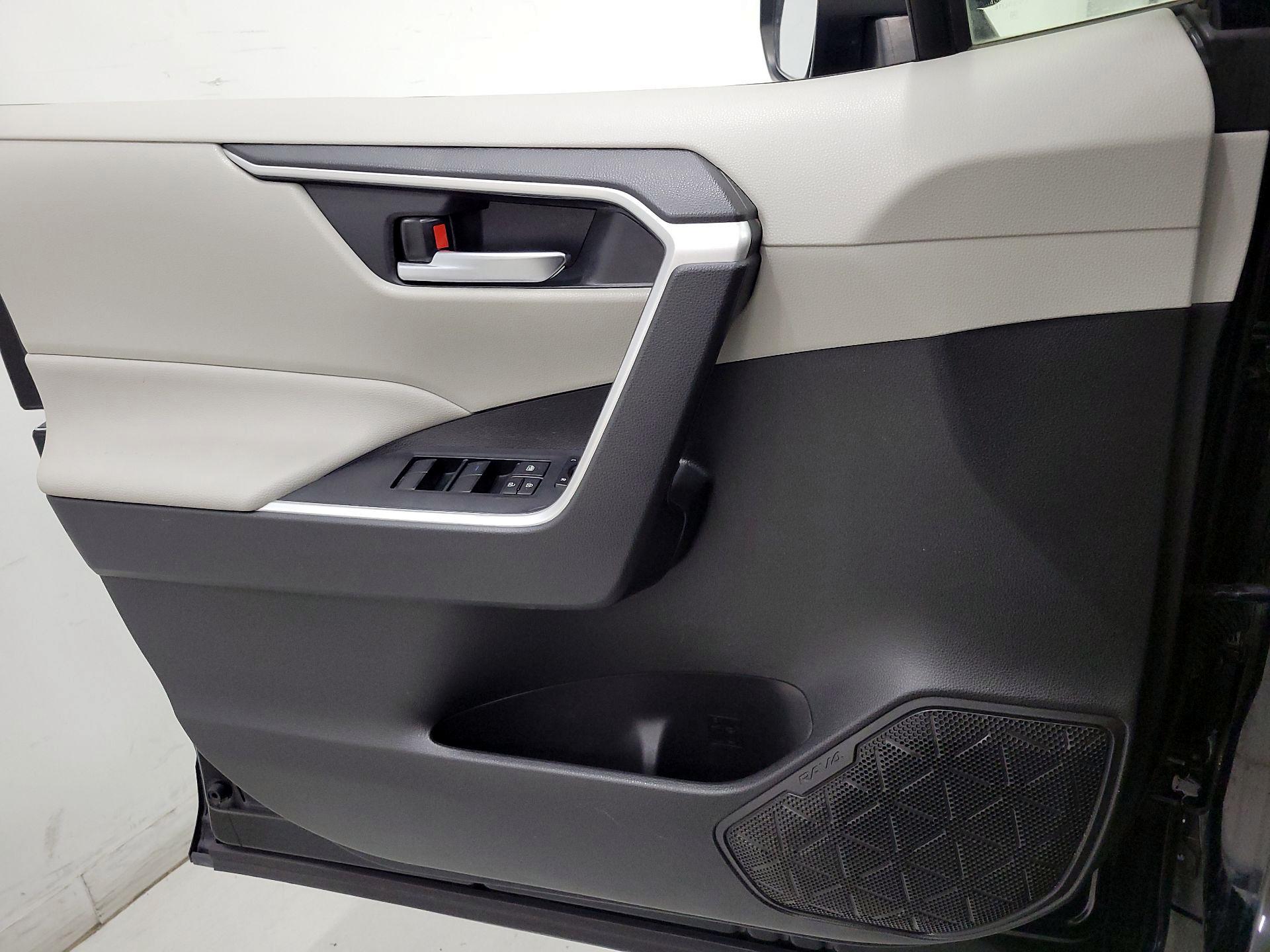 Thumbnail: 2020 Toyota RAV4 - 12