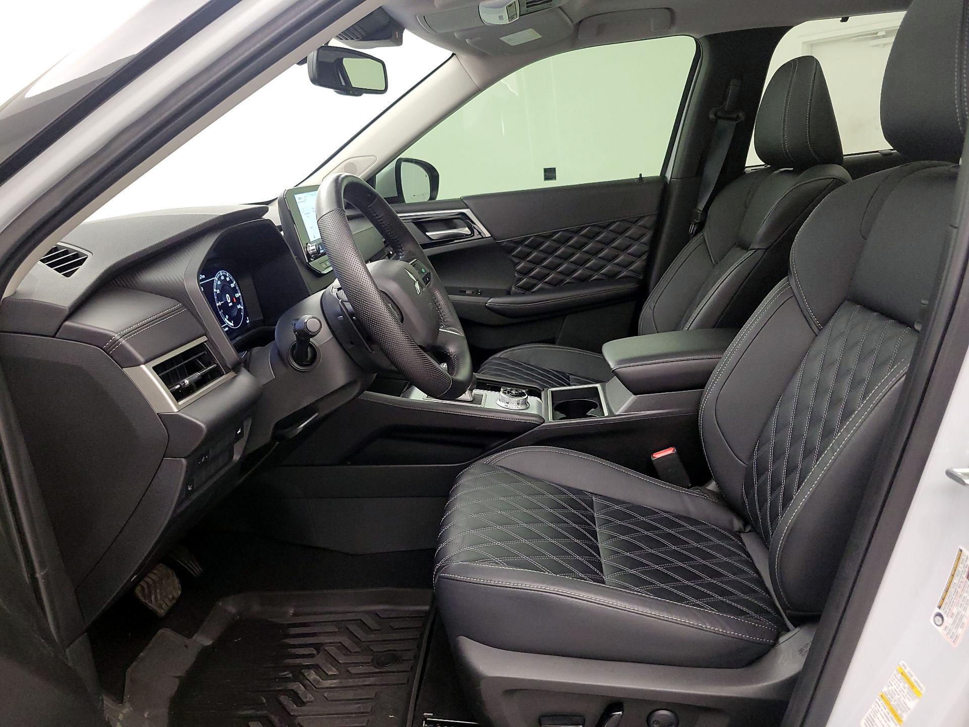 Thumbnail: 2023 Mitsubishi Outlander - 11
