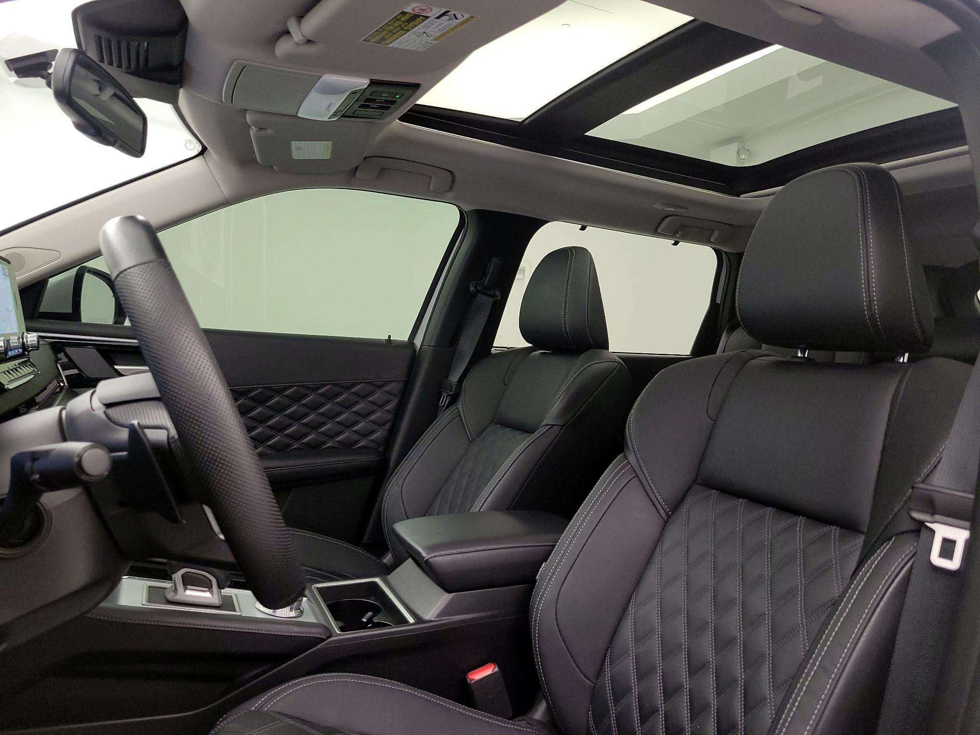 Thumbnail: 2023 Mitsubishi Outlander - 20